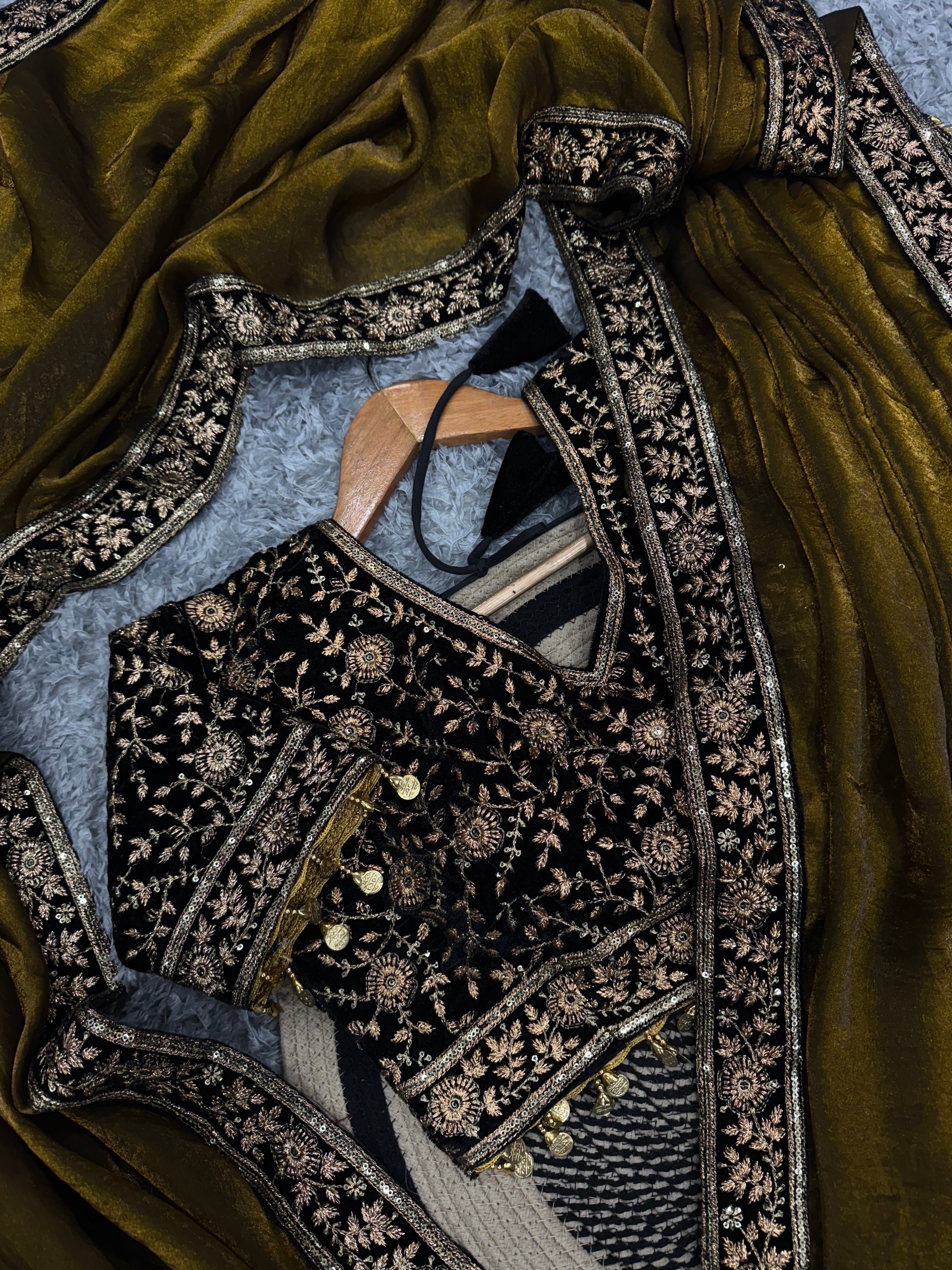 पार्टी वेयर डिजाइनर साड़ी, जिसमें सीक्वेंस और जरी की कढ़ाई के साथ लेस बॉर्डर है।