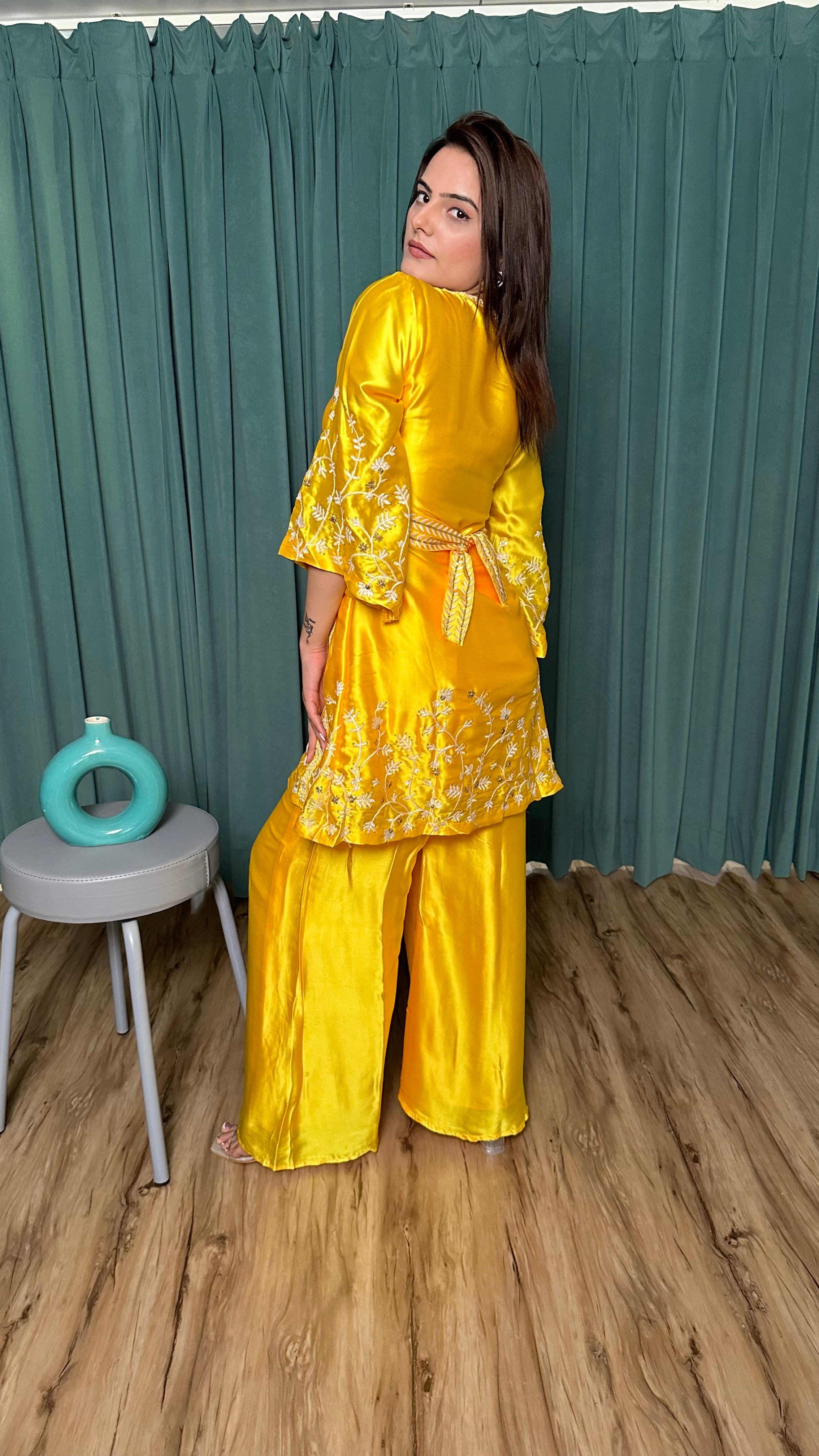 धागे और सीक्वेंस वर्क से सजा पार्टी वेयर टॉप और बॉटम