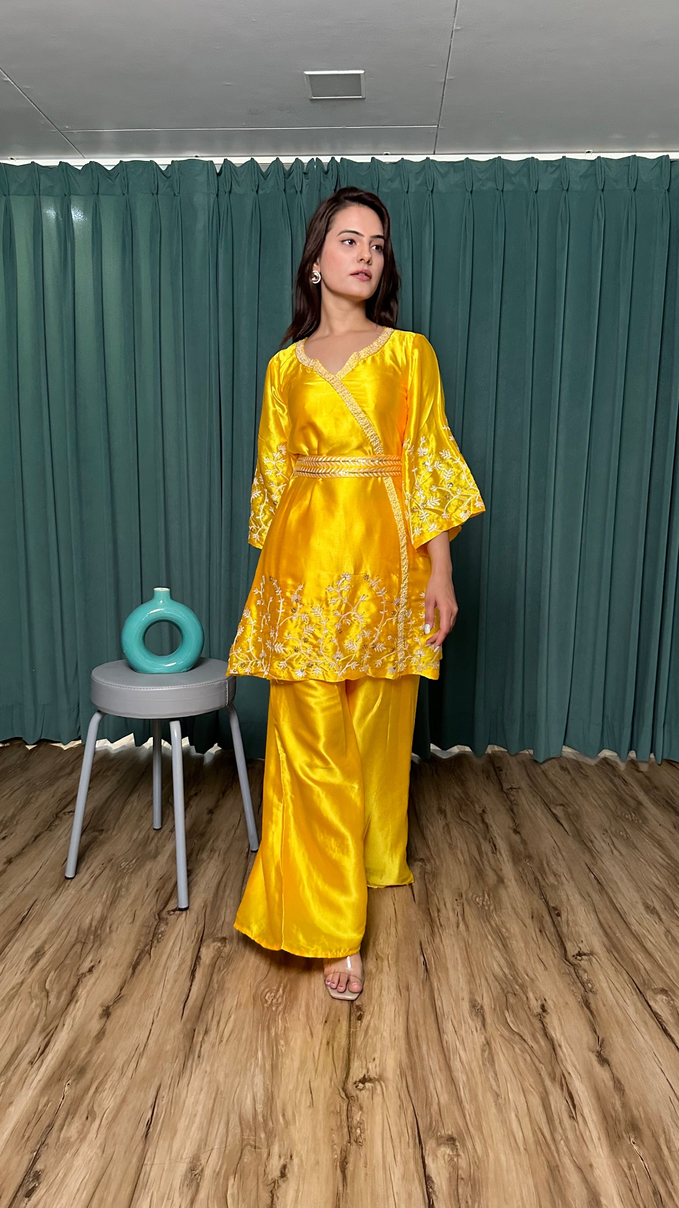 धागे और सीक्वेंस वर्क से सजा पार्टी वेयर टॉप और बॉटम