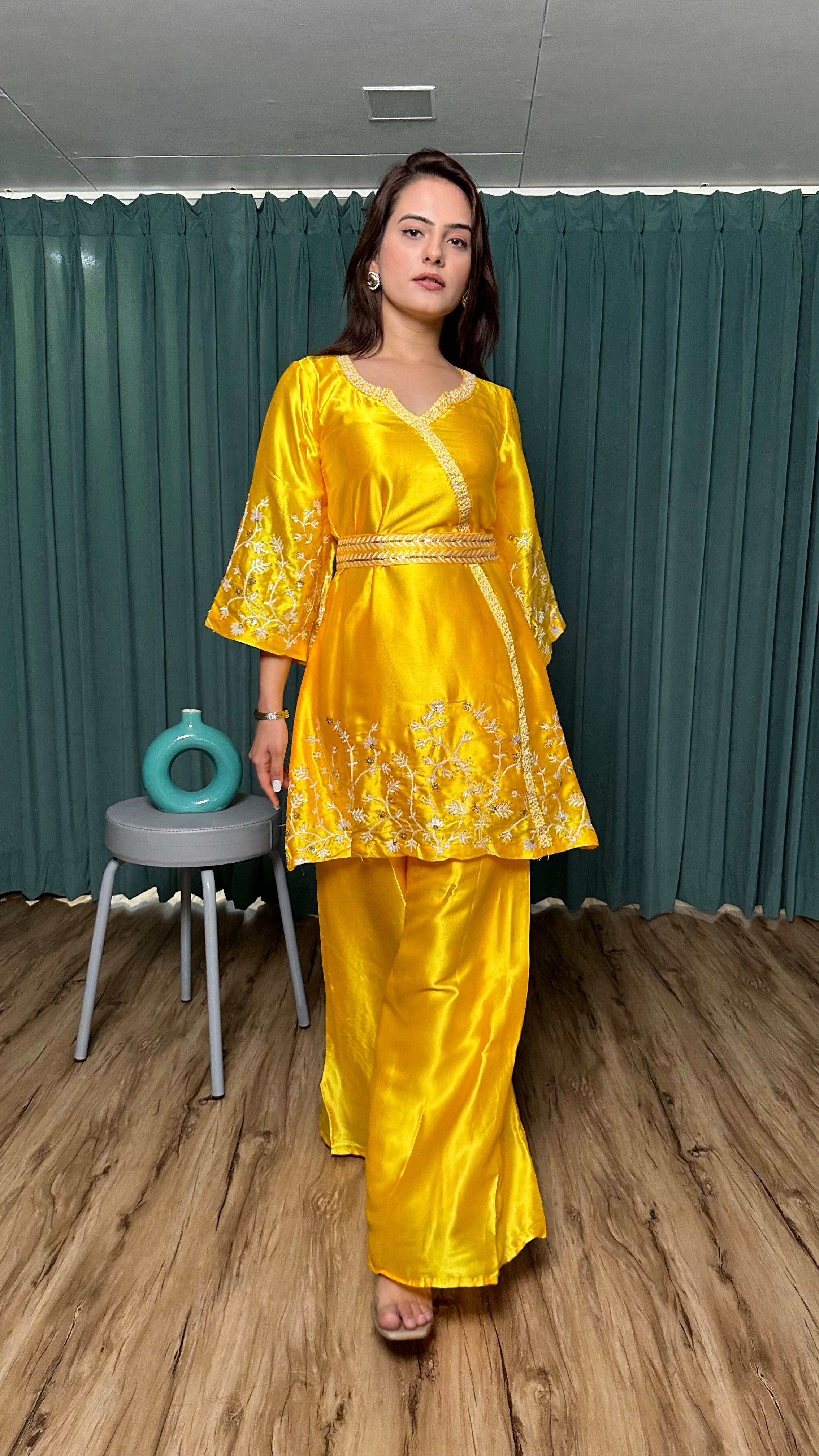 धागे और सीक्वेंस वर्क से सजा पार्टी वेयर टॉप और बॉटम