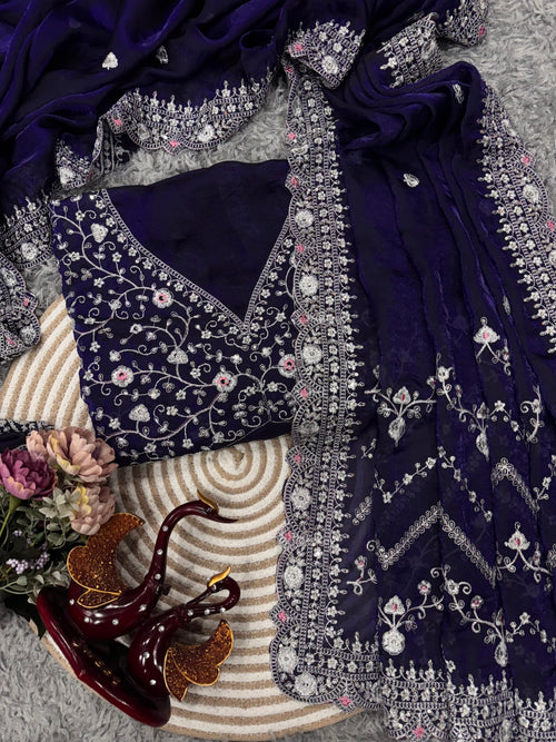 सीक्विन और ज़री की कढ़ाई वाली खूबसूरत डिज़ाइनर साड़ी