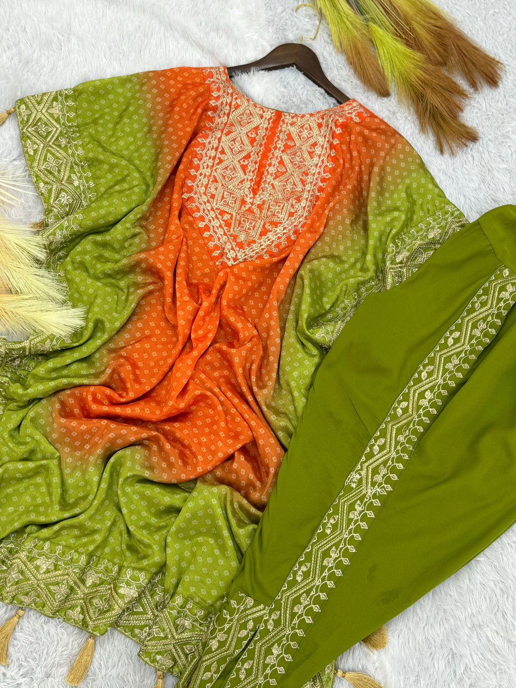 डिजाइनर कफ्तान और धोती पर कढ़ाई और डिजिटल प्रिंट का काम।