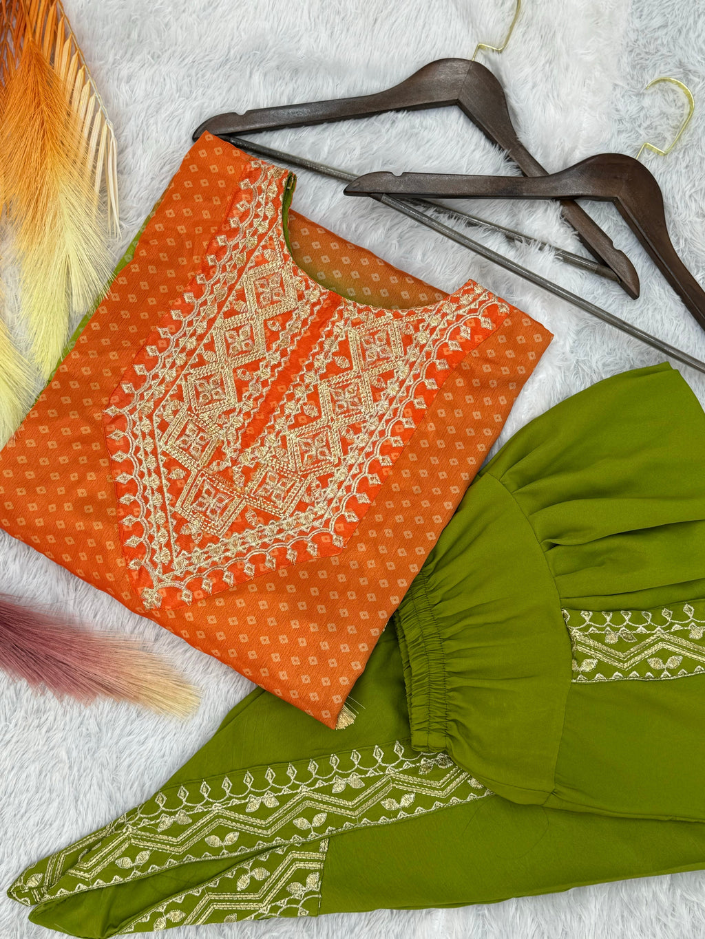 डिजाइनर कफ्तान और धोती पर कढ़ाई और डिजिटल प्रिंट का काम।