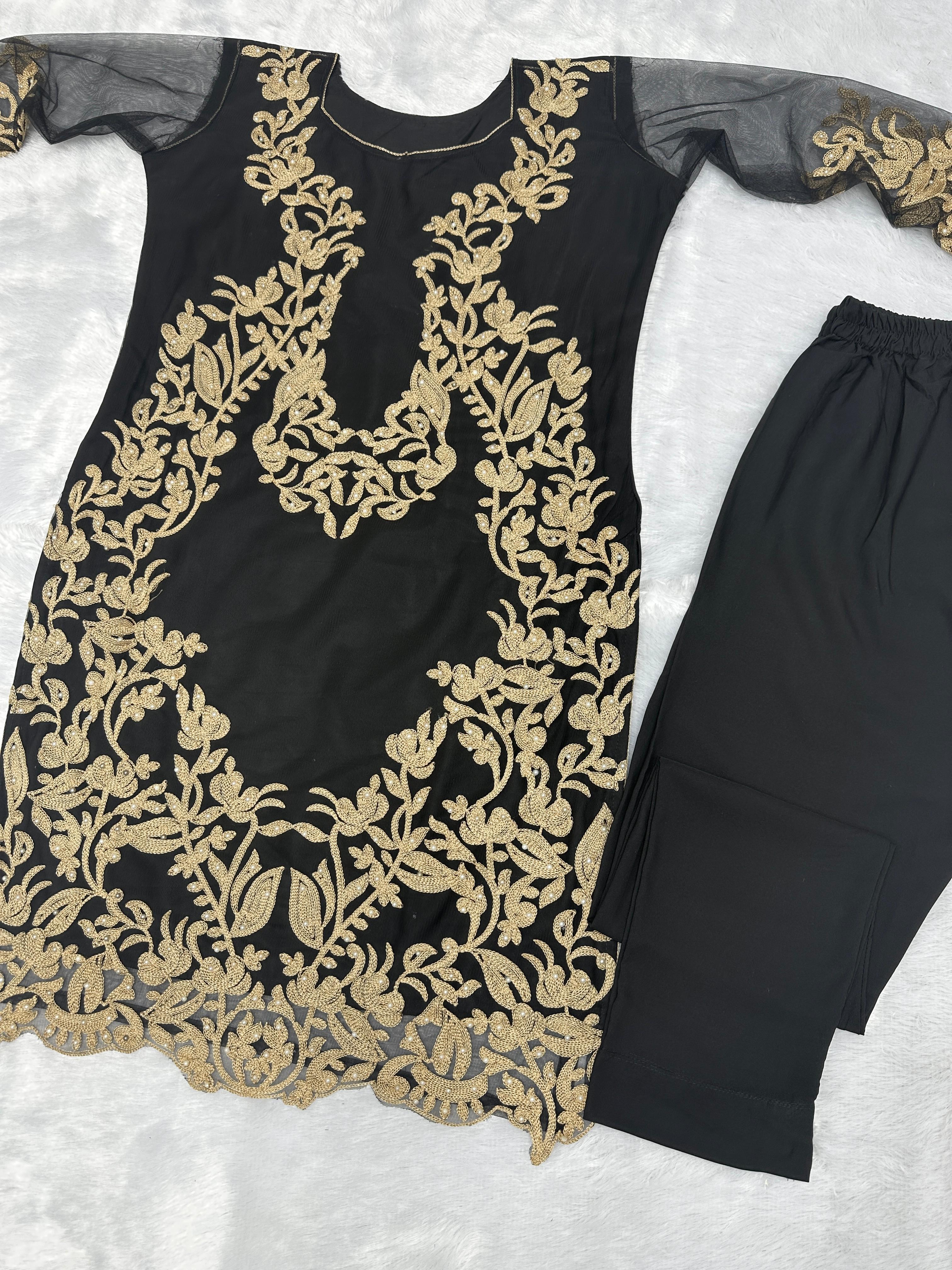 मोती के काम से सजा हुआ खूबसूरत पार्टी वेयर टॉप और बॉटम।