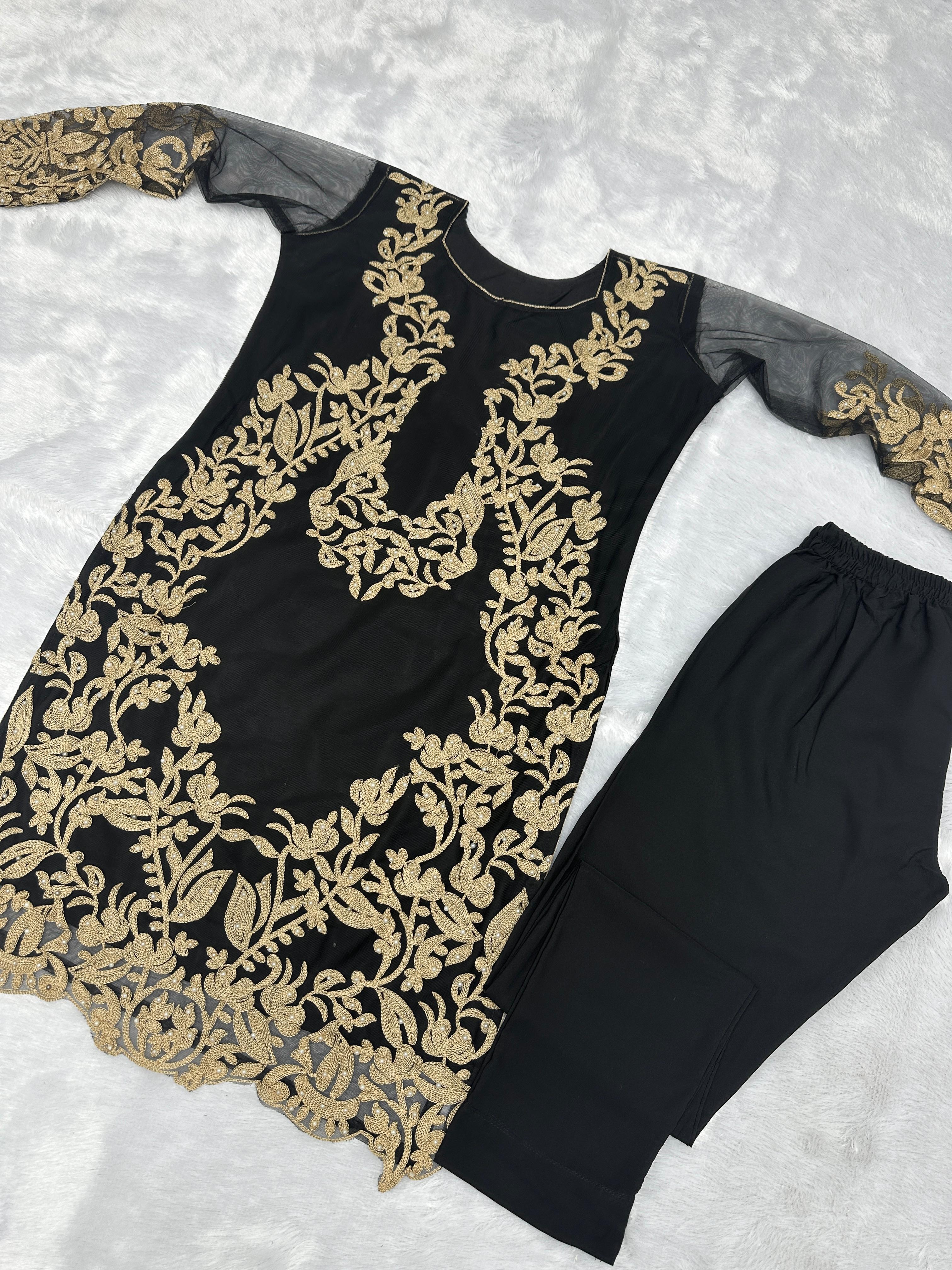 मोती के काम से सजा हुआ खूबसूरत पार्टी वेयर टॉप और बॉटम।