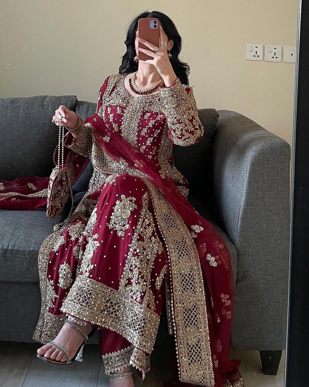 टॉप - प्लाज़ो और दुपट्टा जिस पर कढ़ाई और सीक्वेंस का काम किया गया है