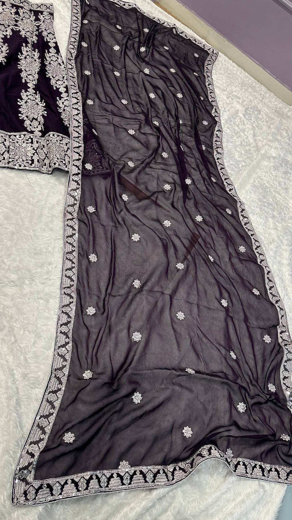 धागे और सीक्वेंस वर्क से सजा पार्टी वेयर डिजाइनर लहंगा चोली