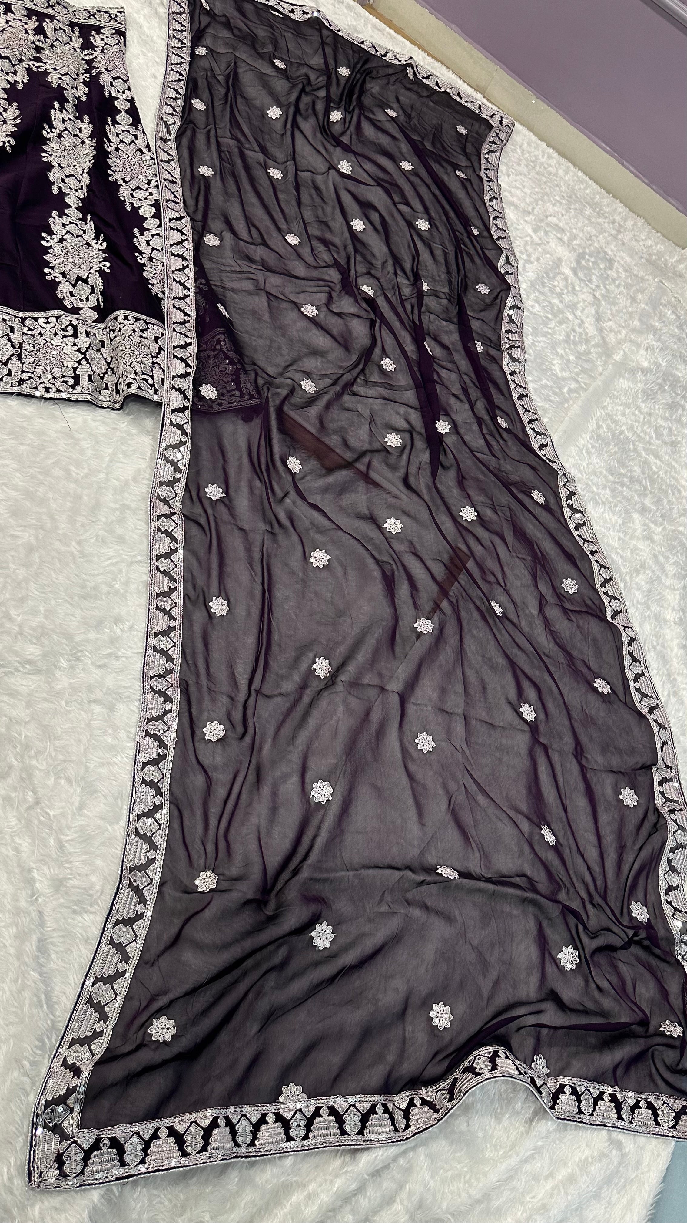 धागे और सीक्वेंस वर्क से सजा पार्टी वेयर डिजाइनर लहंगा चोली