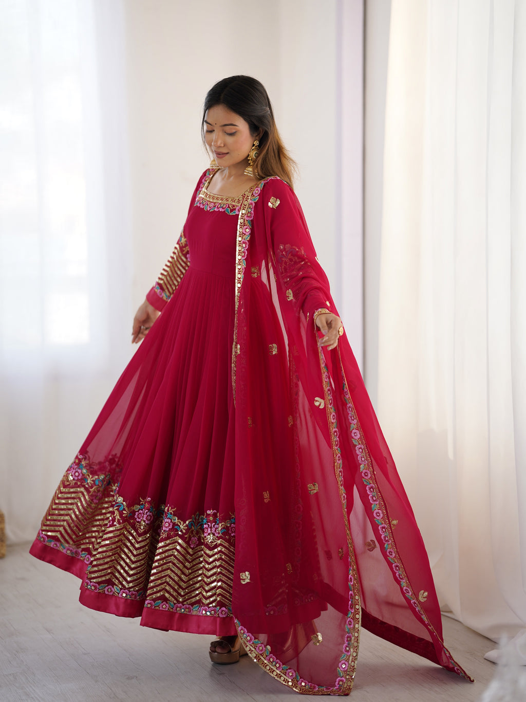 मल्टी थ्रेड एम्ब्रॉयडरी सीक्वेंस वर्क वाला डिज़ाइनर गाउन