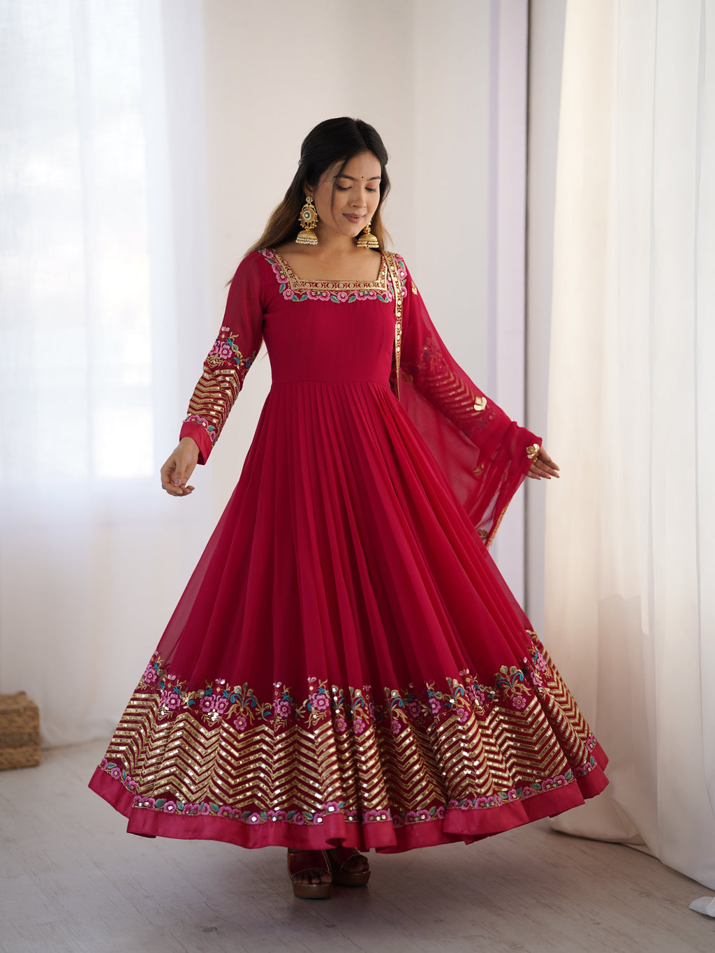 मल्टी थ्रेड एम्ब्रॉयडरी सीक्वेंस वर्क वाला डिज़ाइनर गाउन