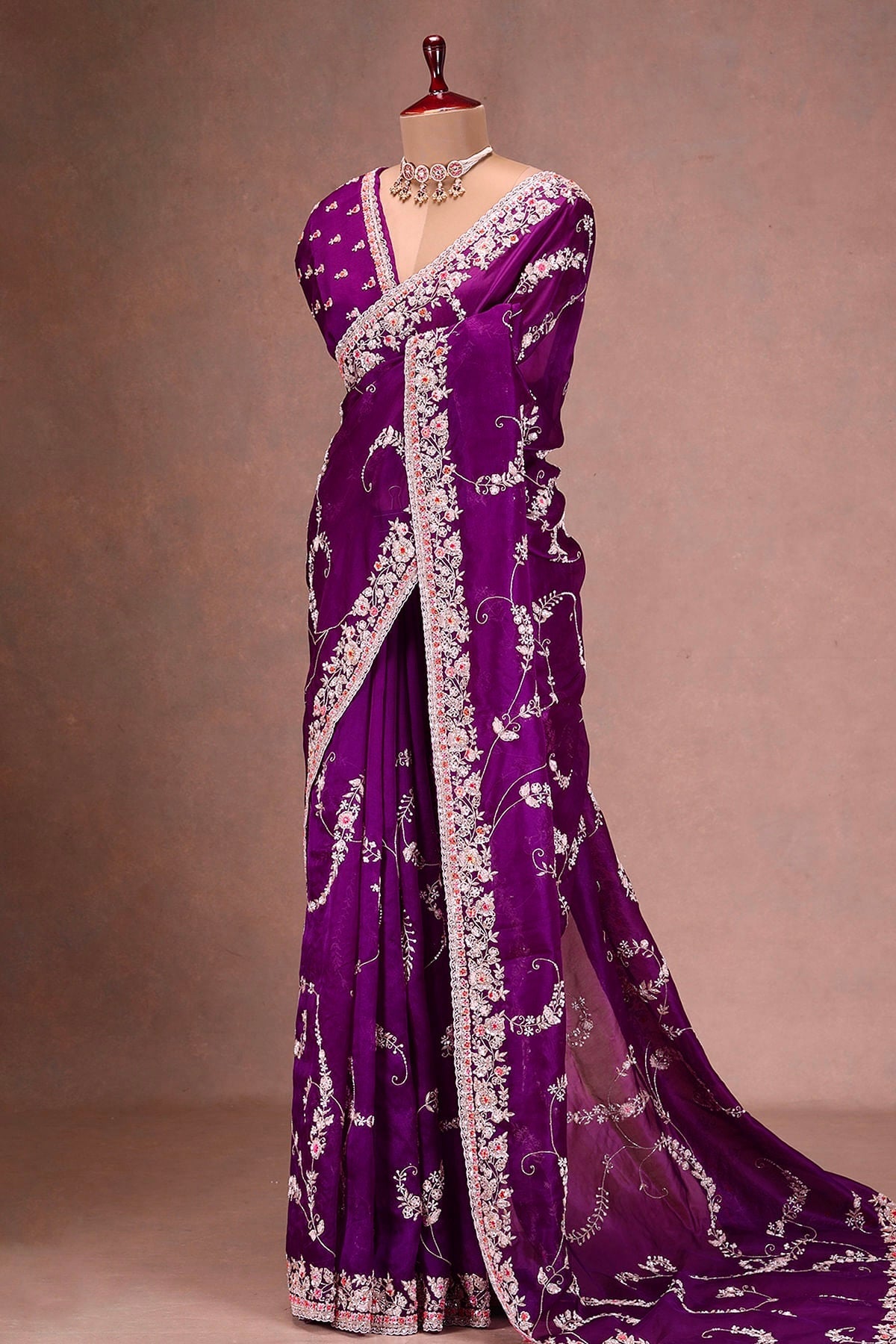 कढ़ाई, कढ़ाई और सीक्वेंस वर्क वाली पार्टी वेयर साड़ी