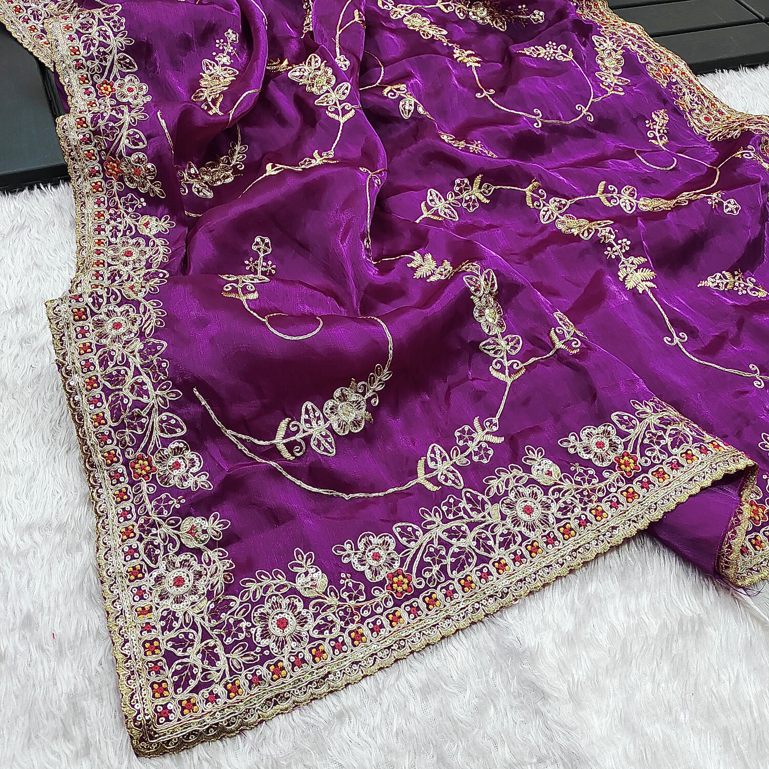 कढ़ाई, कढ़ाई और सीक्वेंस वर्क वाली पार्टी वेयर साड़ी