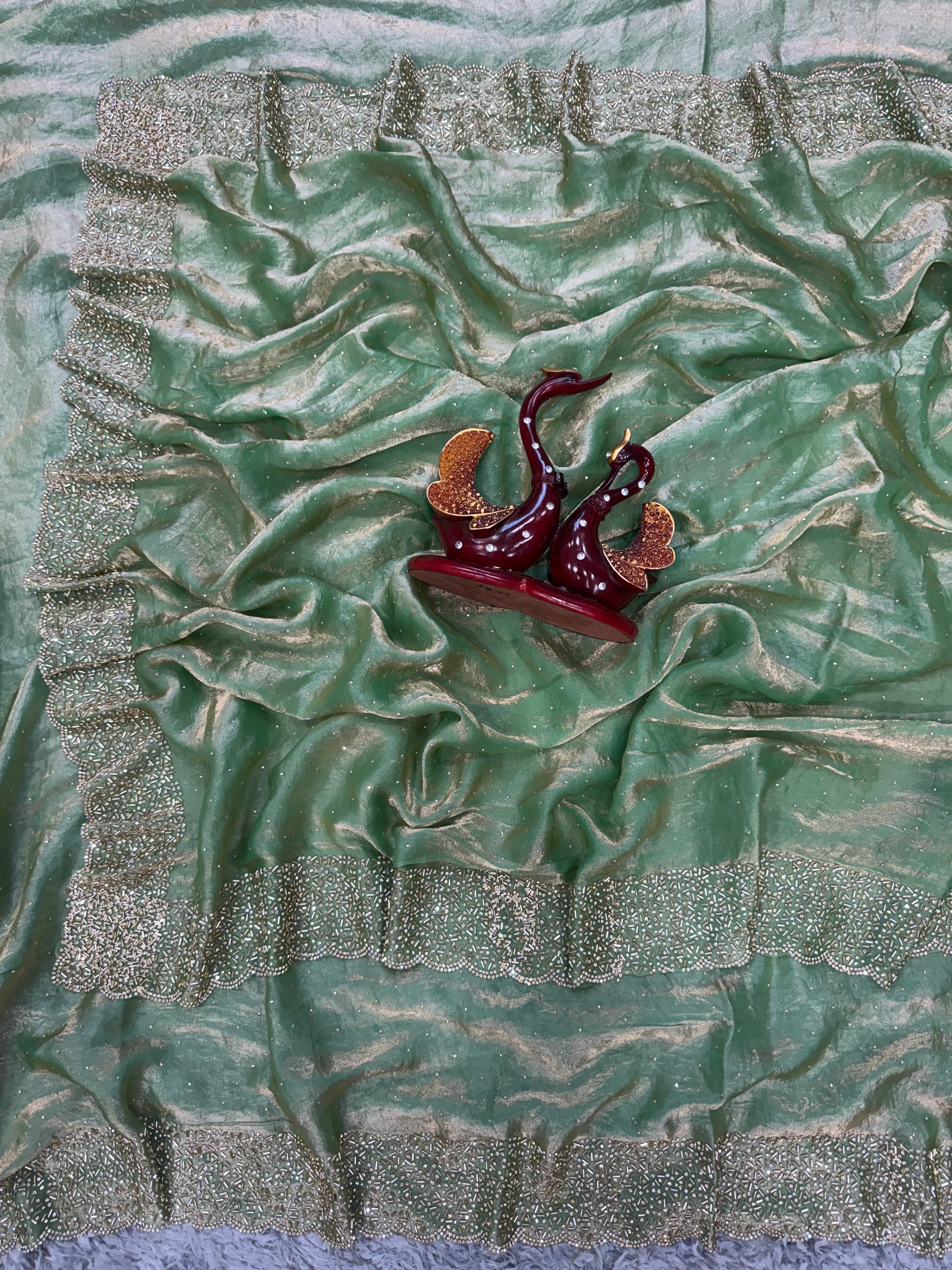 खूबसूरत जारखन डायमंड वर्क वाली डिज़ाइनर साड़ी