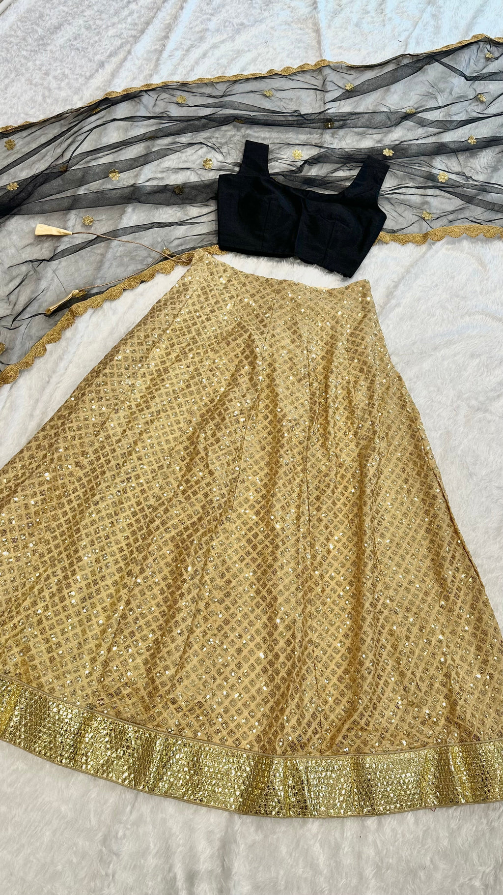 फॉइल बॉर्डर वर्क वाली खूबसूरत पार्टी लहंगा चोली