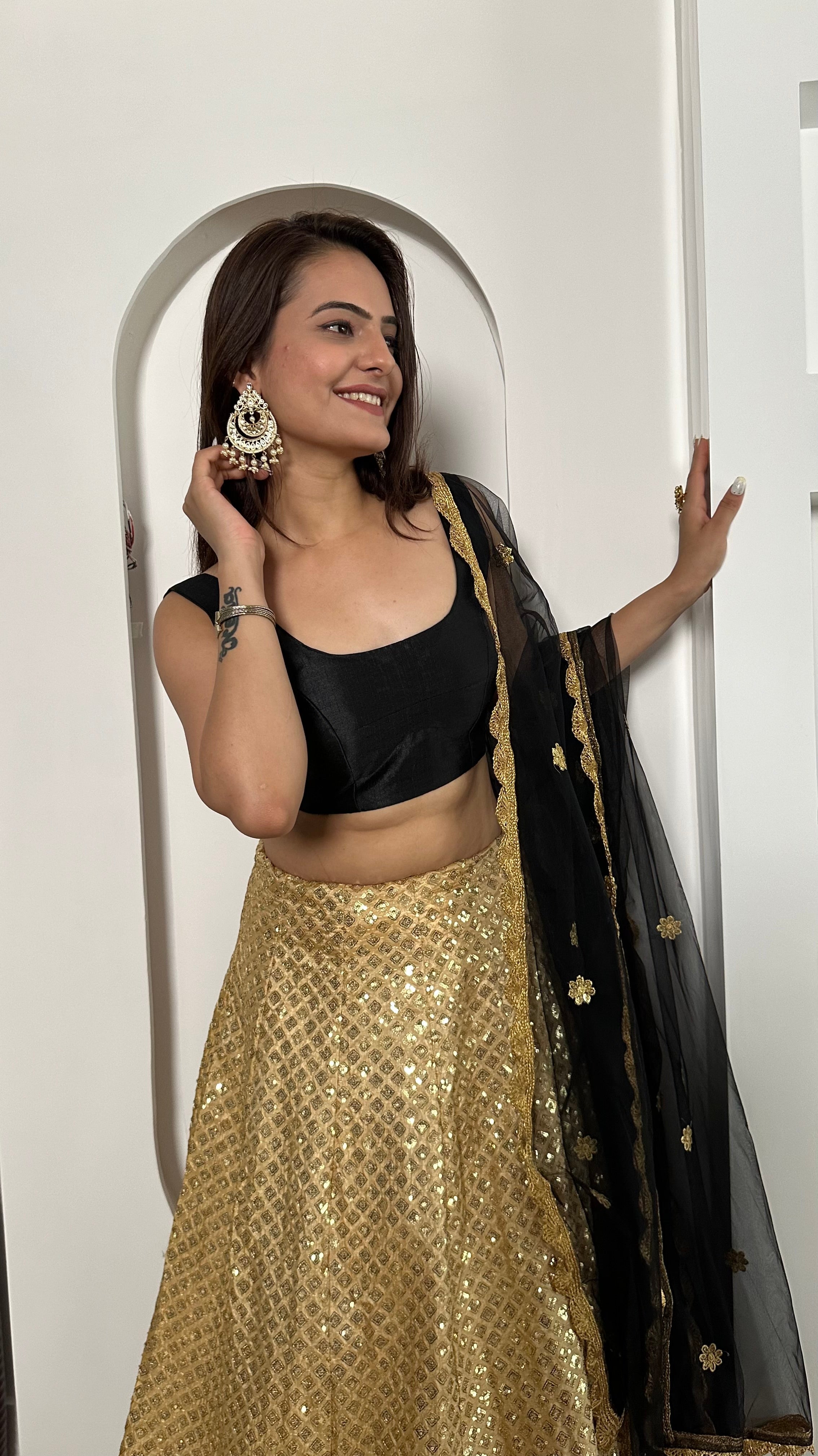 फॉइल बॉर्डर वर्क वाली खूबसूरत पार्टी लहंगा चोली