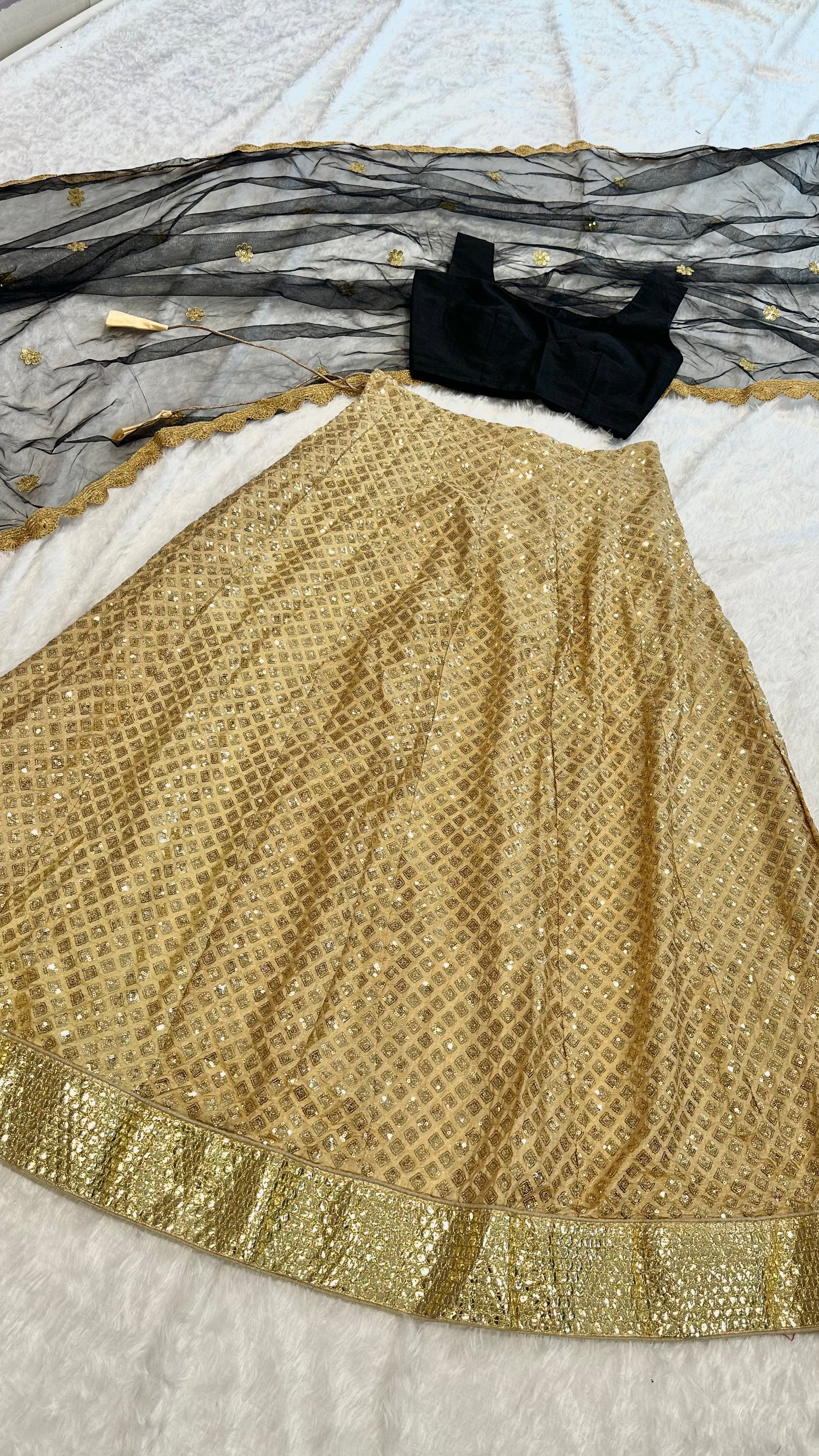 फॉइल बॉर्डर वर्क वाली खूबसूरत पार्टी लहंगा चोली