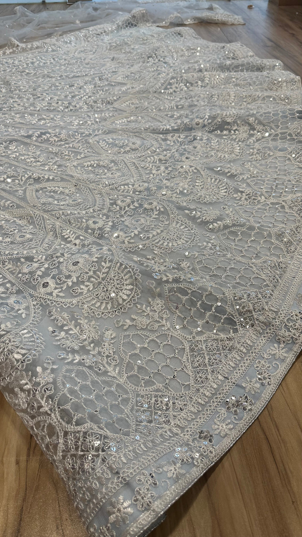 पार्टी वेयर डिजाइनर लहंगा चोली, सीक्वेंस और थ्रेड वर्क के साथ