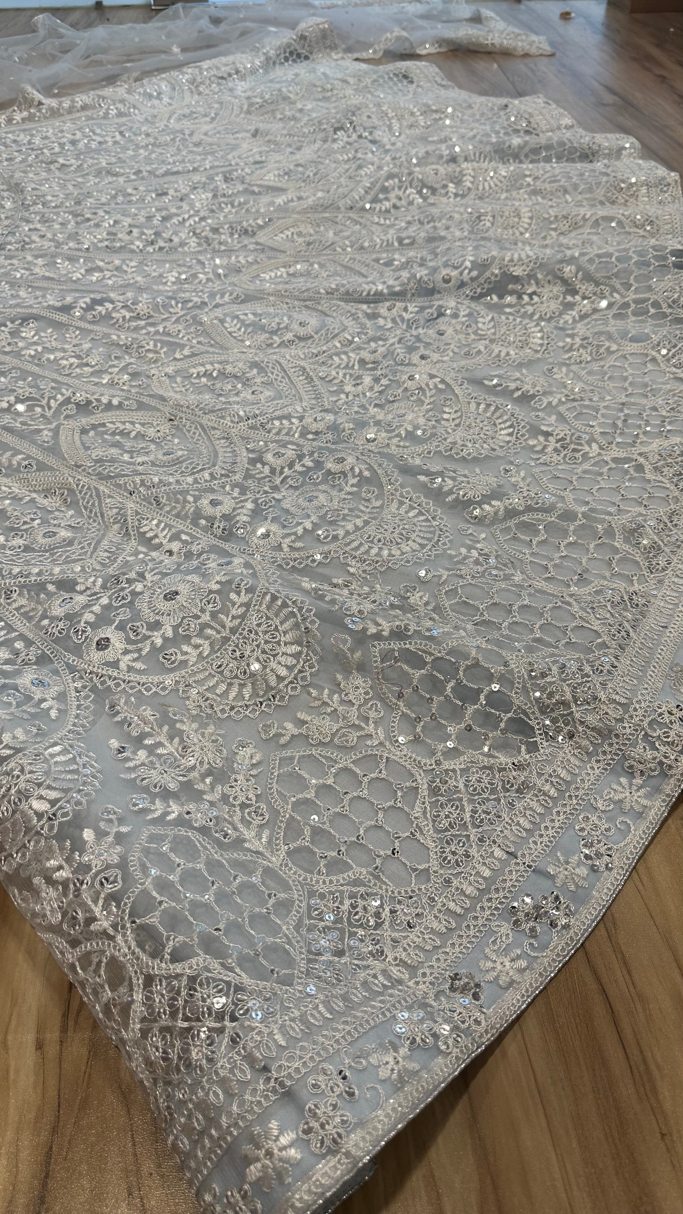 पार्टी वेयर डिजाइनर लहंगा चोली, सीक्वेंस और थ्रेड वर्क के साथ