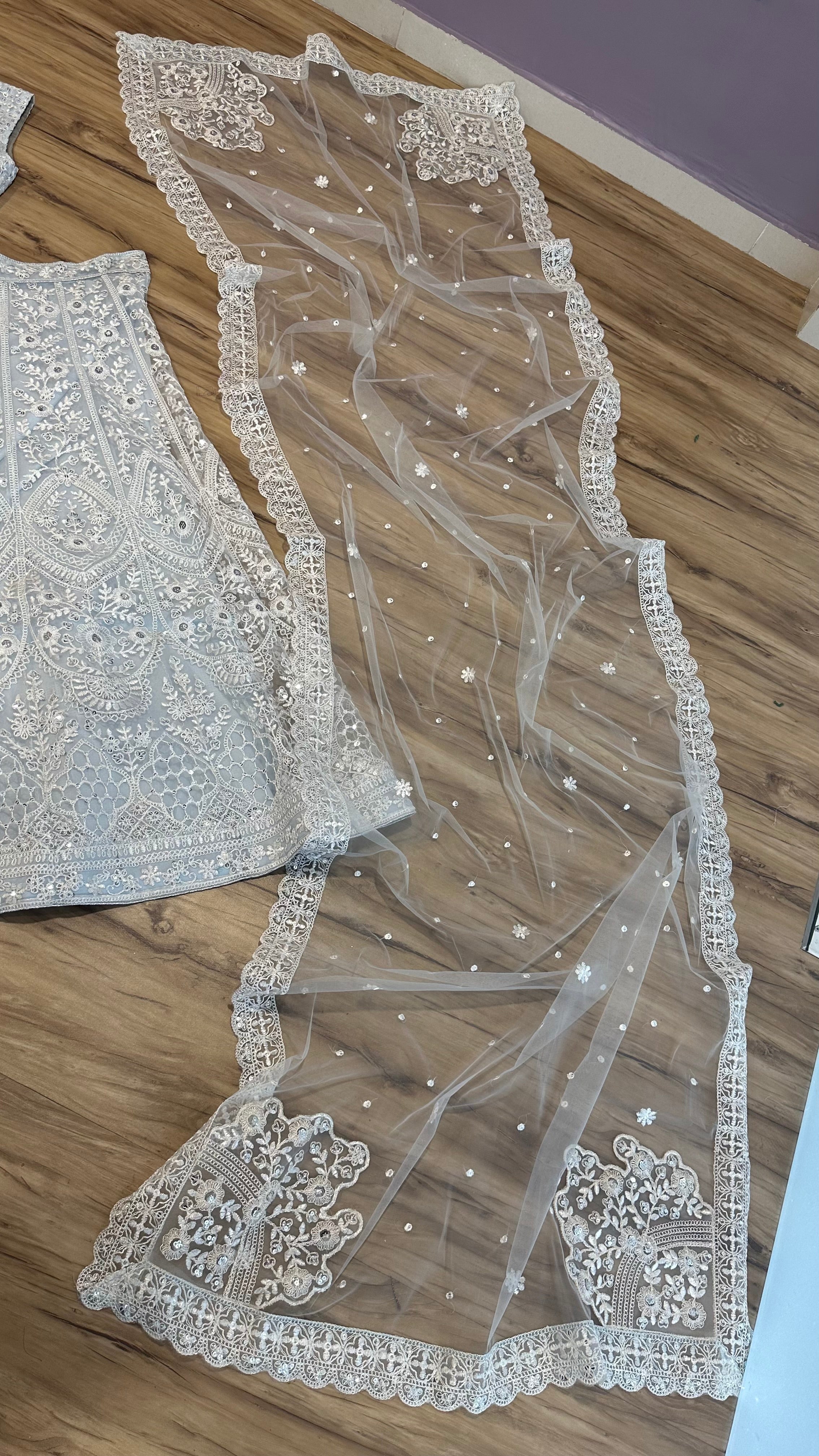 पार्टी वेयर डिजाइनर लहंगा चोली, सीक्वेंस और थ्रेड वर्क के साथ