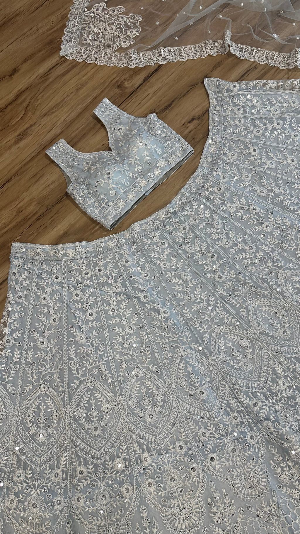 पार्टी वेयर डिजाइनर लहंगा चोली, सीक्वेंस और थ्रेड वर्क के साथ