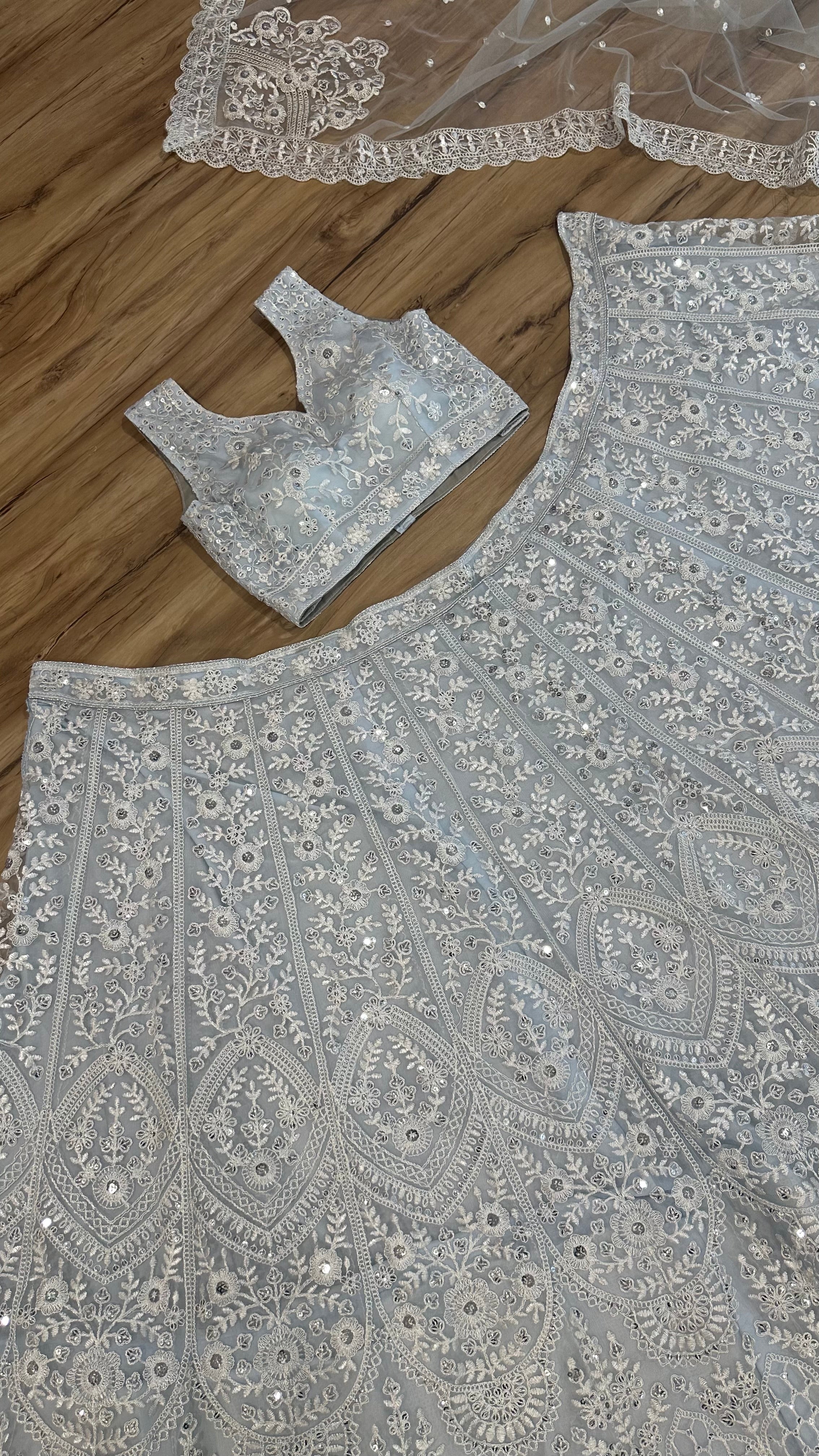 पार्टी वेयर डिजाइनर लहंगा चोली, सीक्वेंस और थ्रेड वर्क के साथ