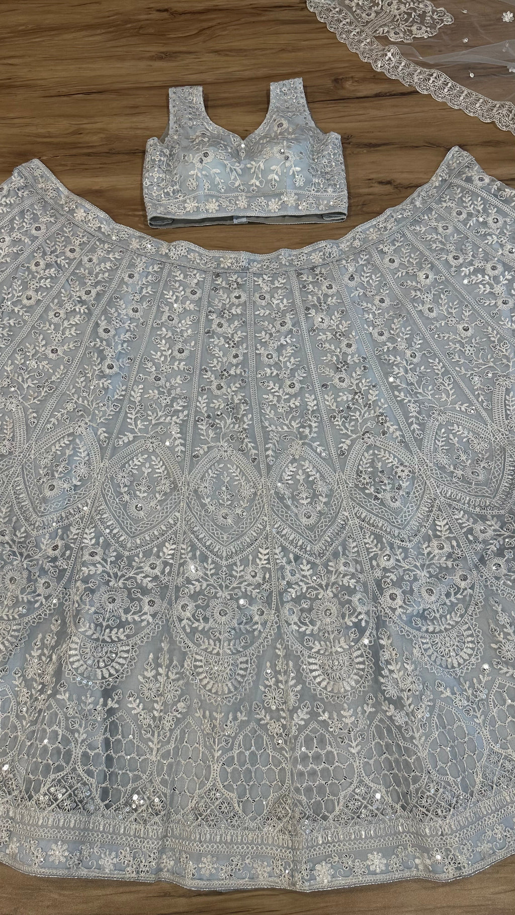 पार्टी वेयर डिजाइनर लहंगा चोली, सीक्वेंस और थ्रेड वर्क के साथ