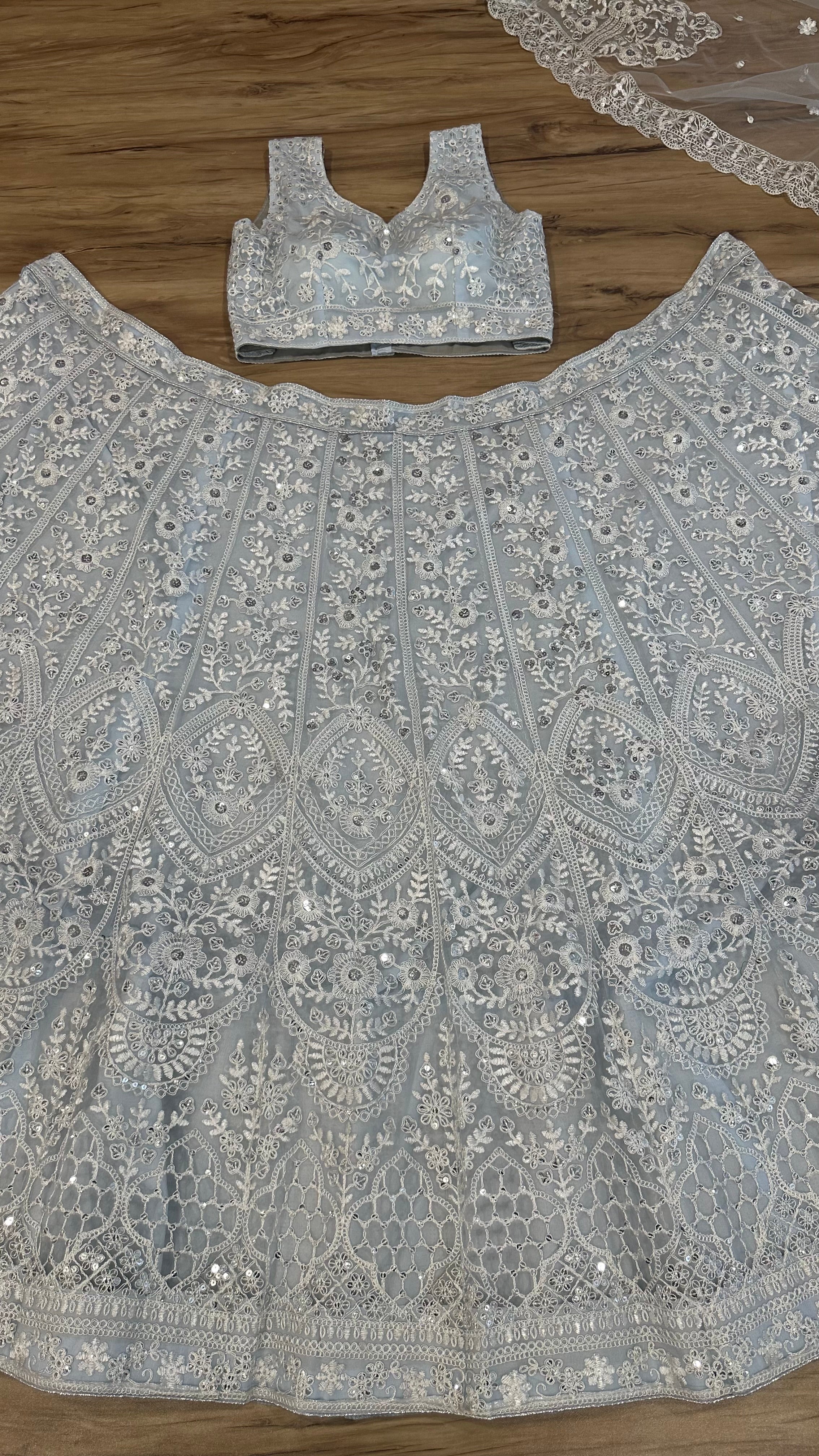 पार्टी वेयर डिजाइनर लहंगा चोली, सीक्वेंस और थ्रेड वर्क के साथ