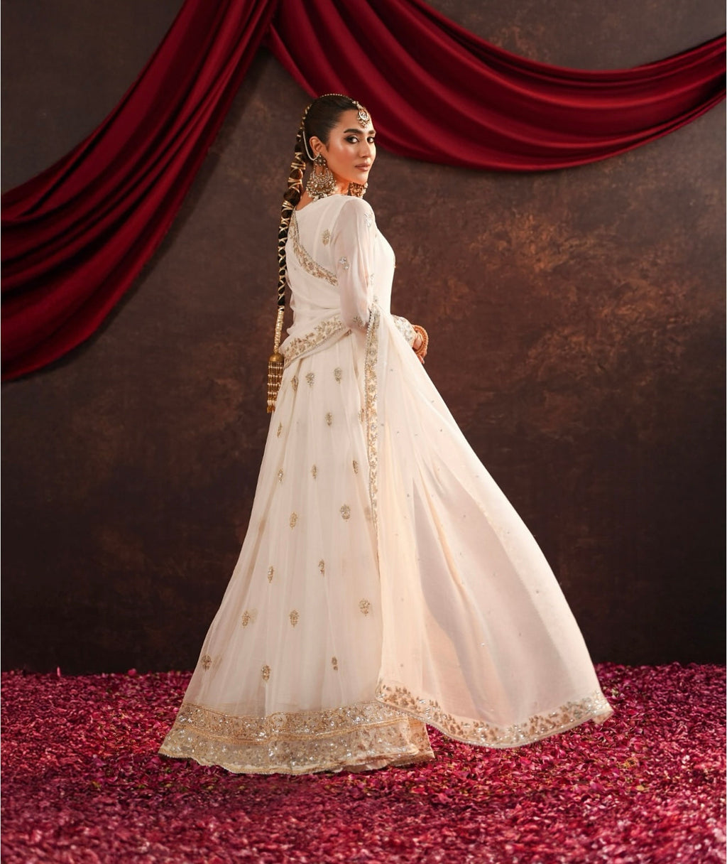 कढ़ाई और सीक्वेंस वर्क से सजा खूबसूरत पार्टी गाउन - पैंटी और दुपट्टा