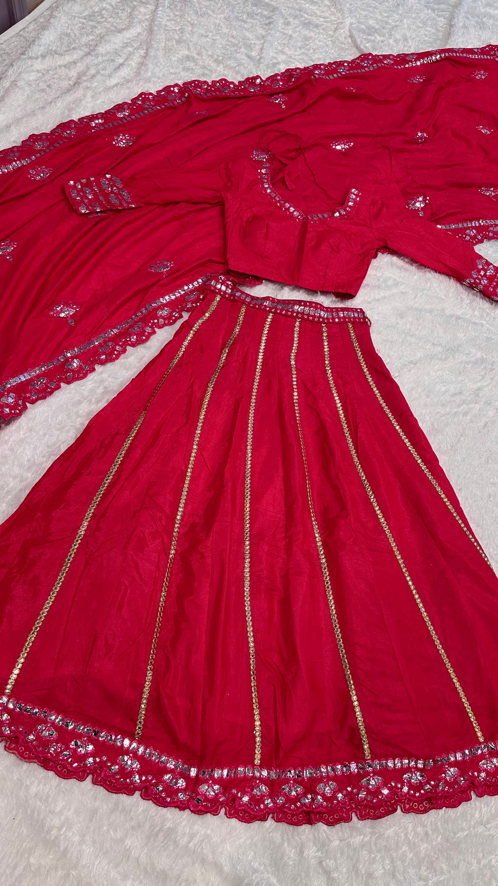 फॉइल पेपर वर्क के साथ डिज़ाइनर पार्टी वेयर लहंगा चोली