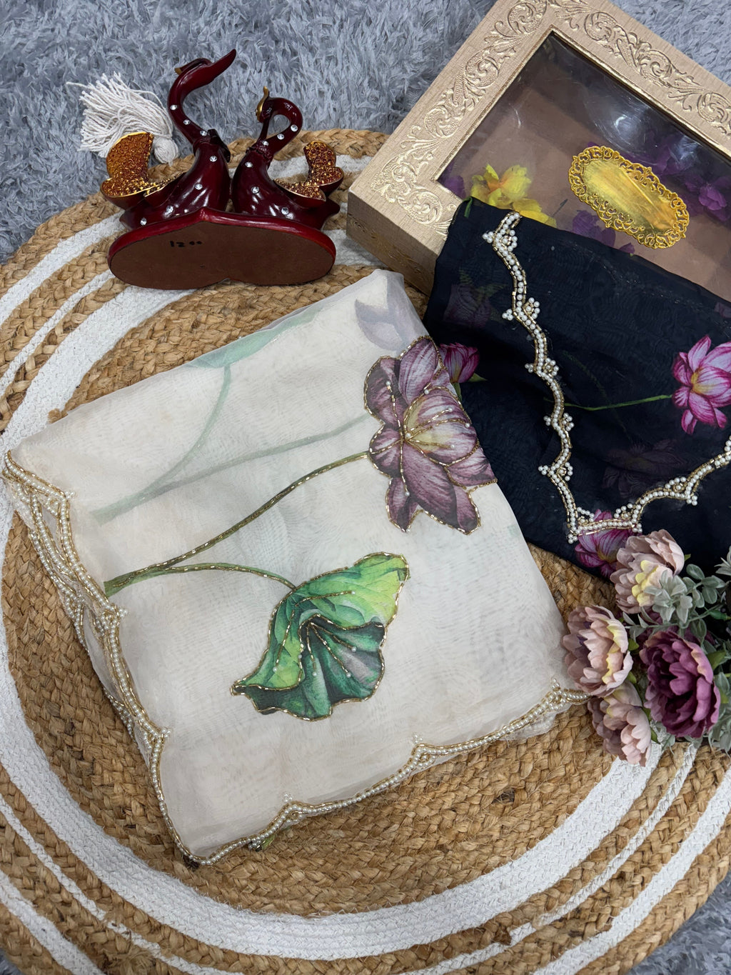 फ्लोरल प्रिंट वाली खूबसूरत पार्टी वेयर साड़ी