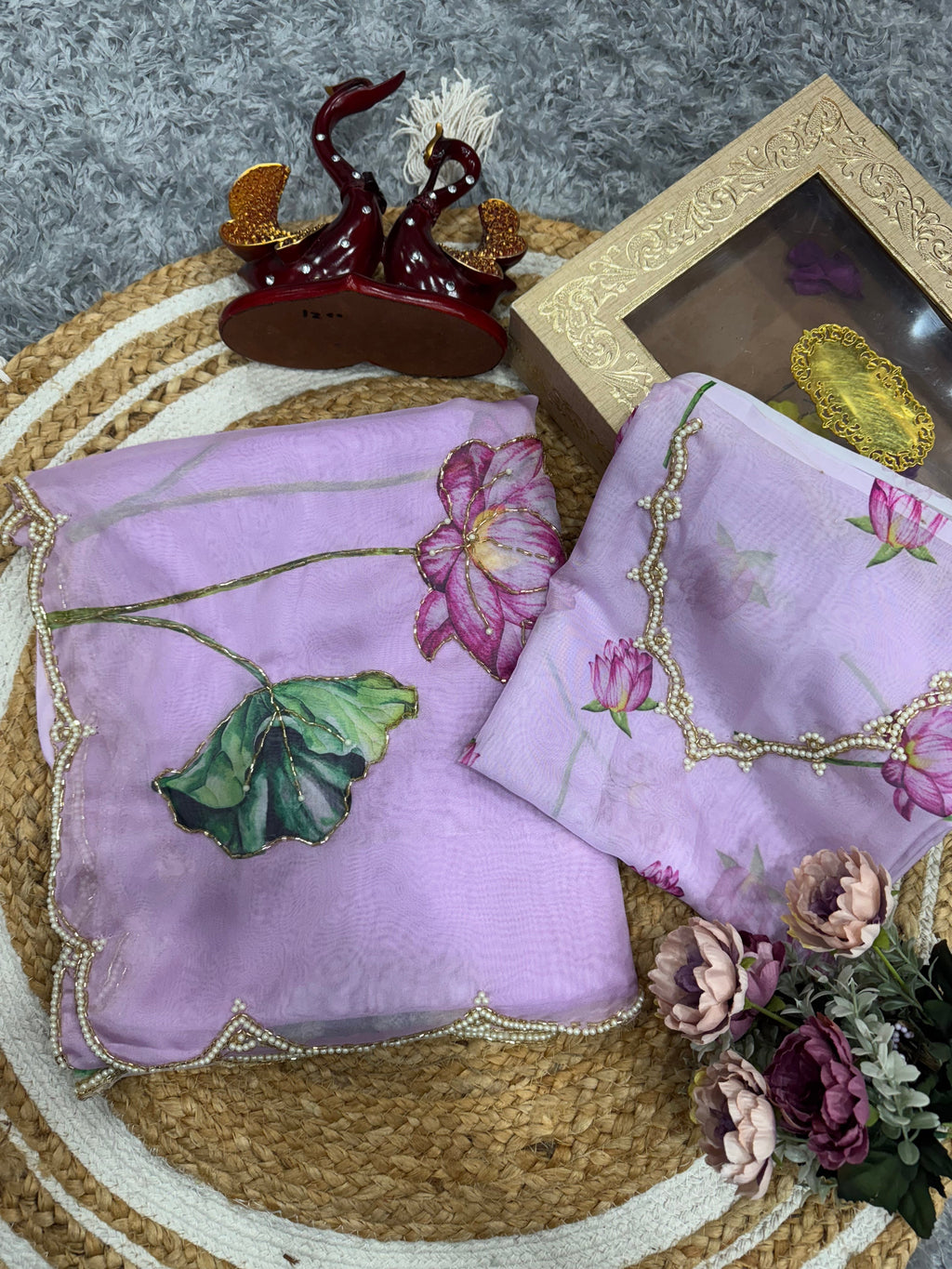 फ्लोरल प्रिंट वाली खूबसूरत पार्टी वेयर साड़ी