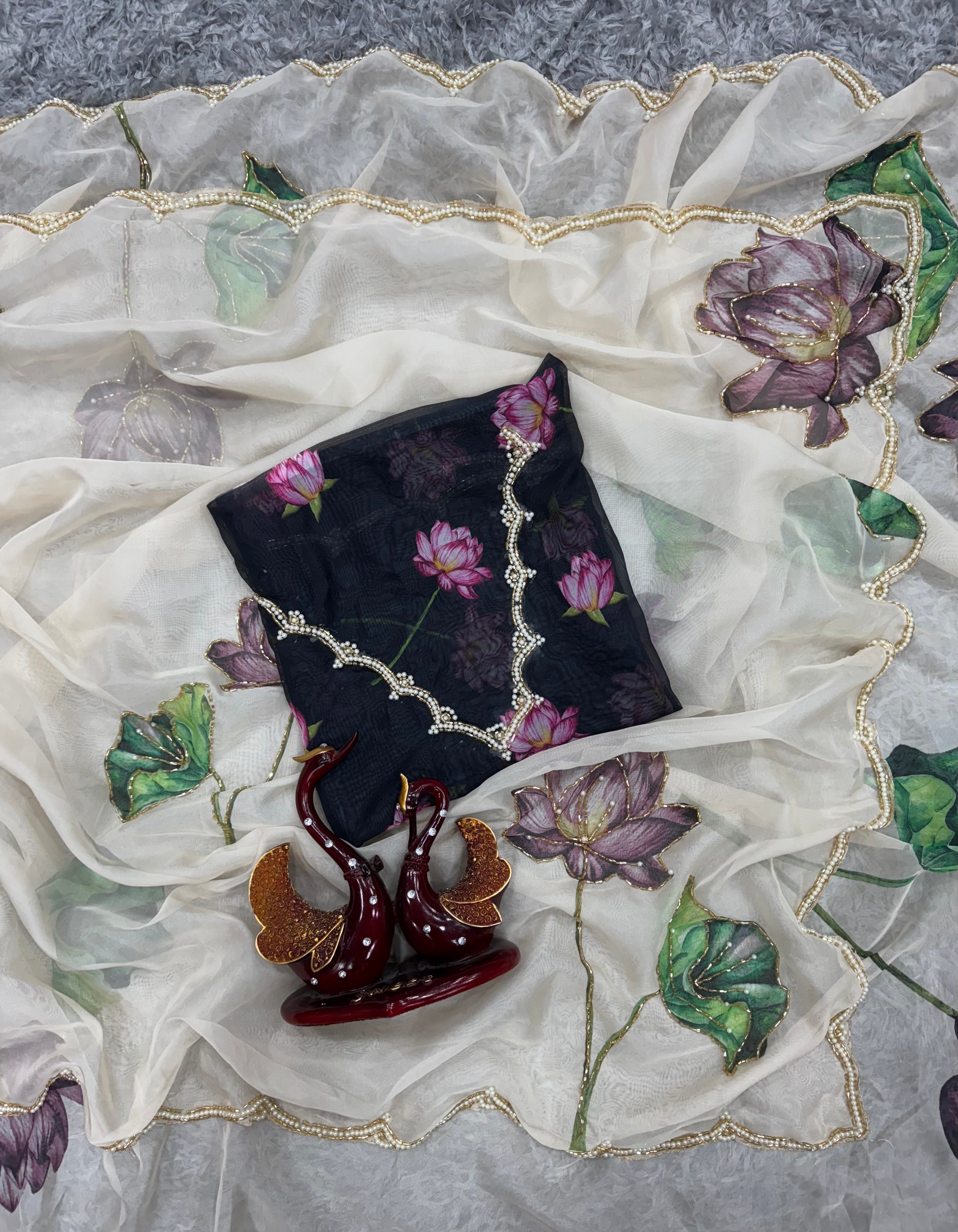 फ्लोरल प्रिंट वाली खूबसूरत पार्टी वेयर साड़ी