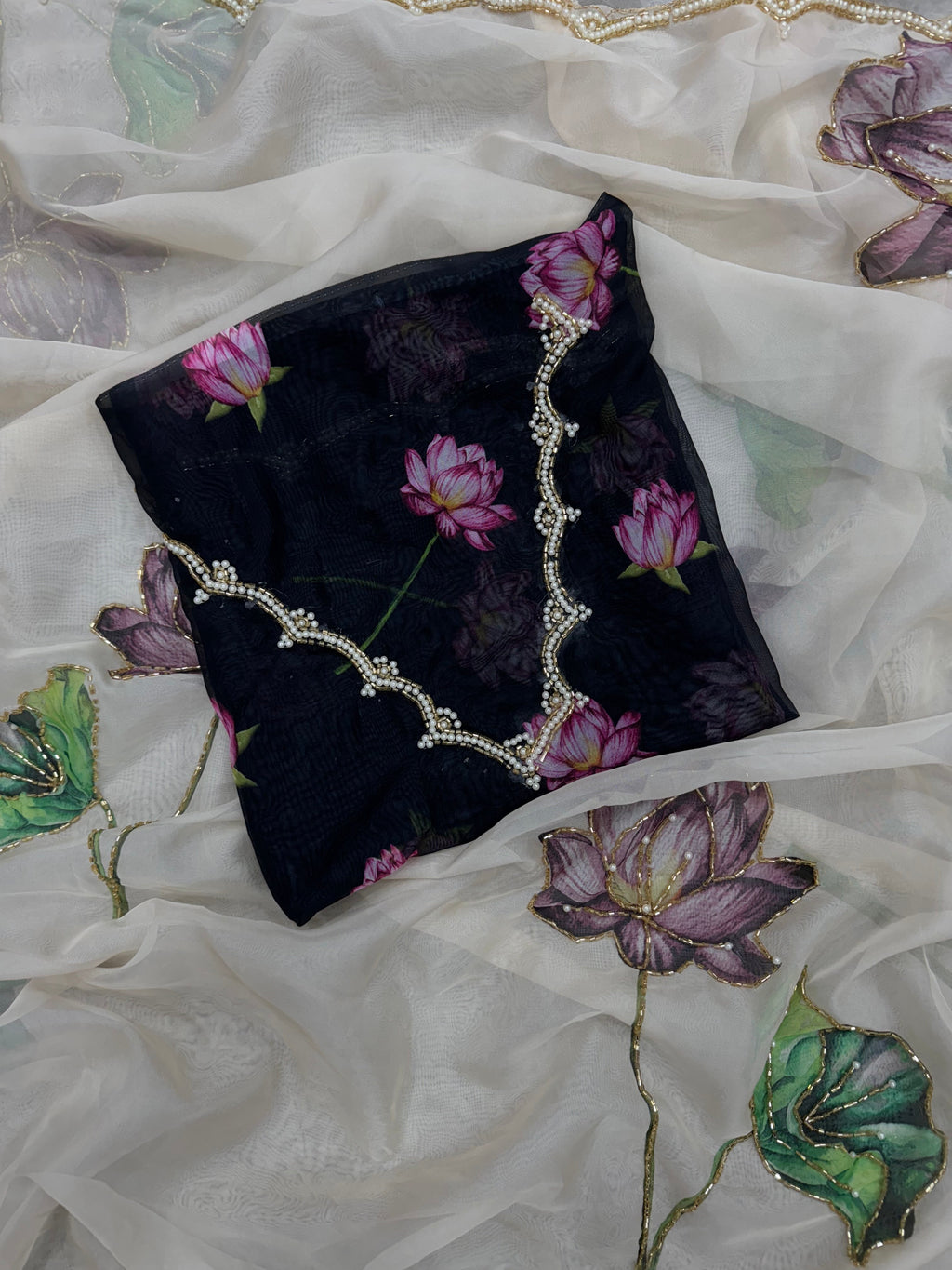 फ्लोरल प्रिंट वाली खूबसूरत पार्टी वेयर साड़ी