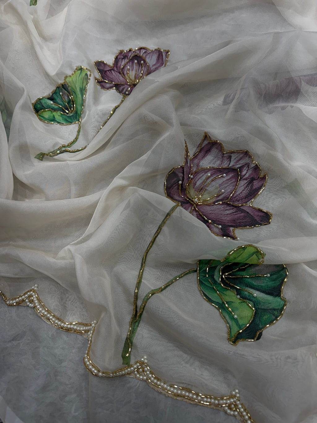 फ्लोरल प्रिंट वाली खूबसूरत पार्टी वेयर साड़ी