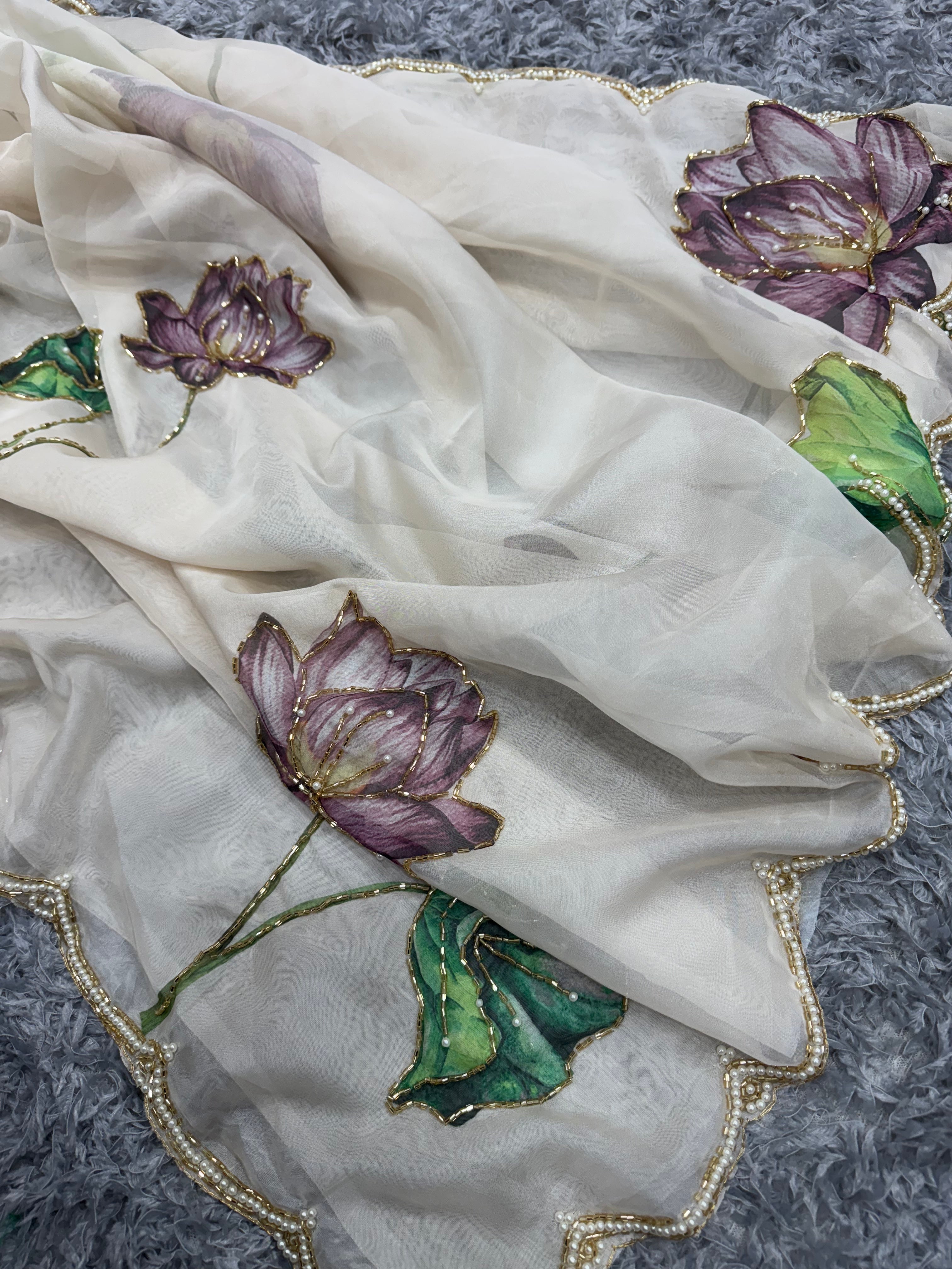 फ्लोरल प्रिंट वाली खूबसूरत पार्टी वेयर साड़ी