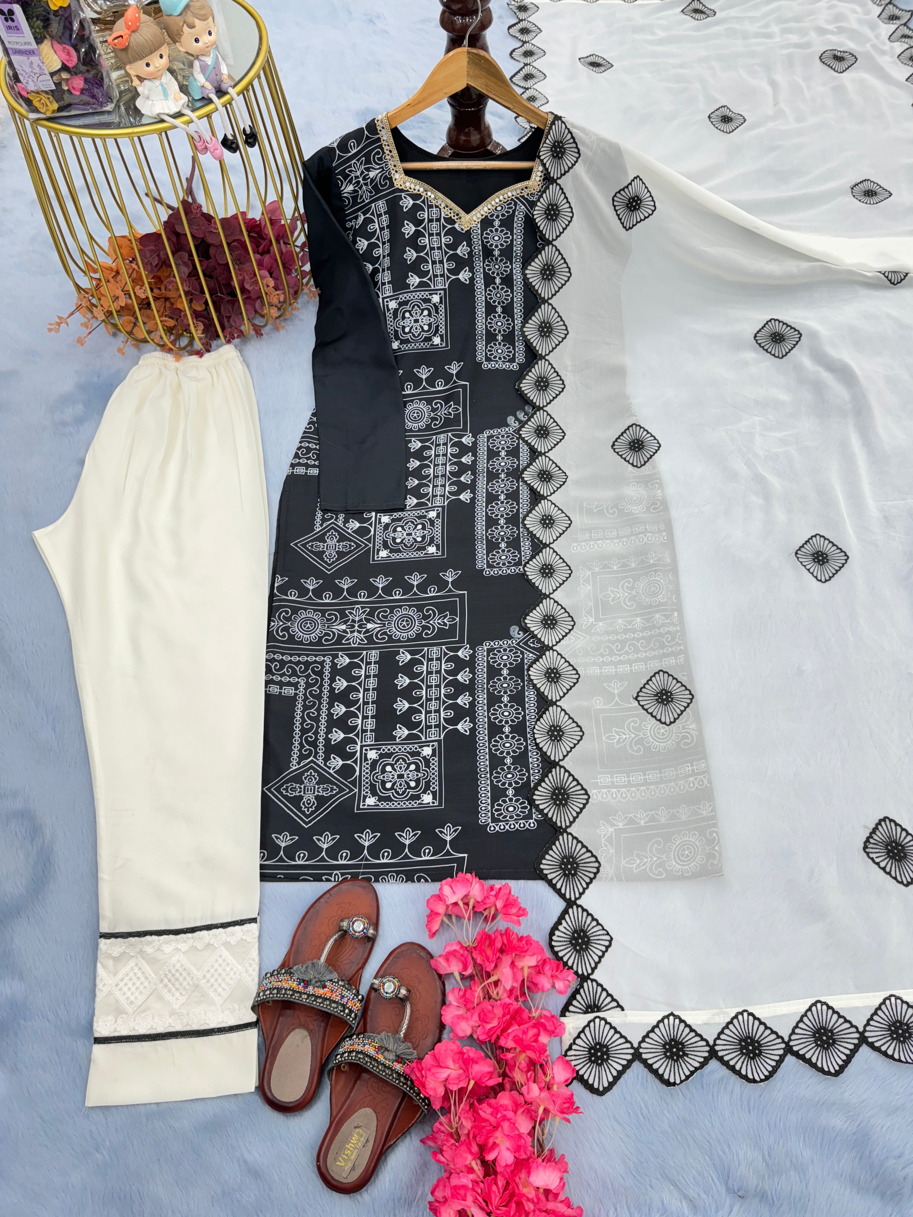 पार्टी वेयर लुक के लिए डिज़ाइनर टॉप, बॉटम और दुपट्टा सेट