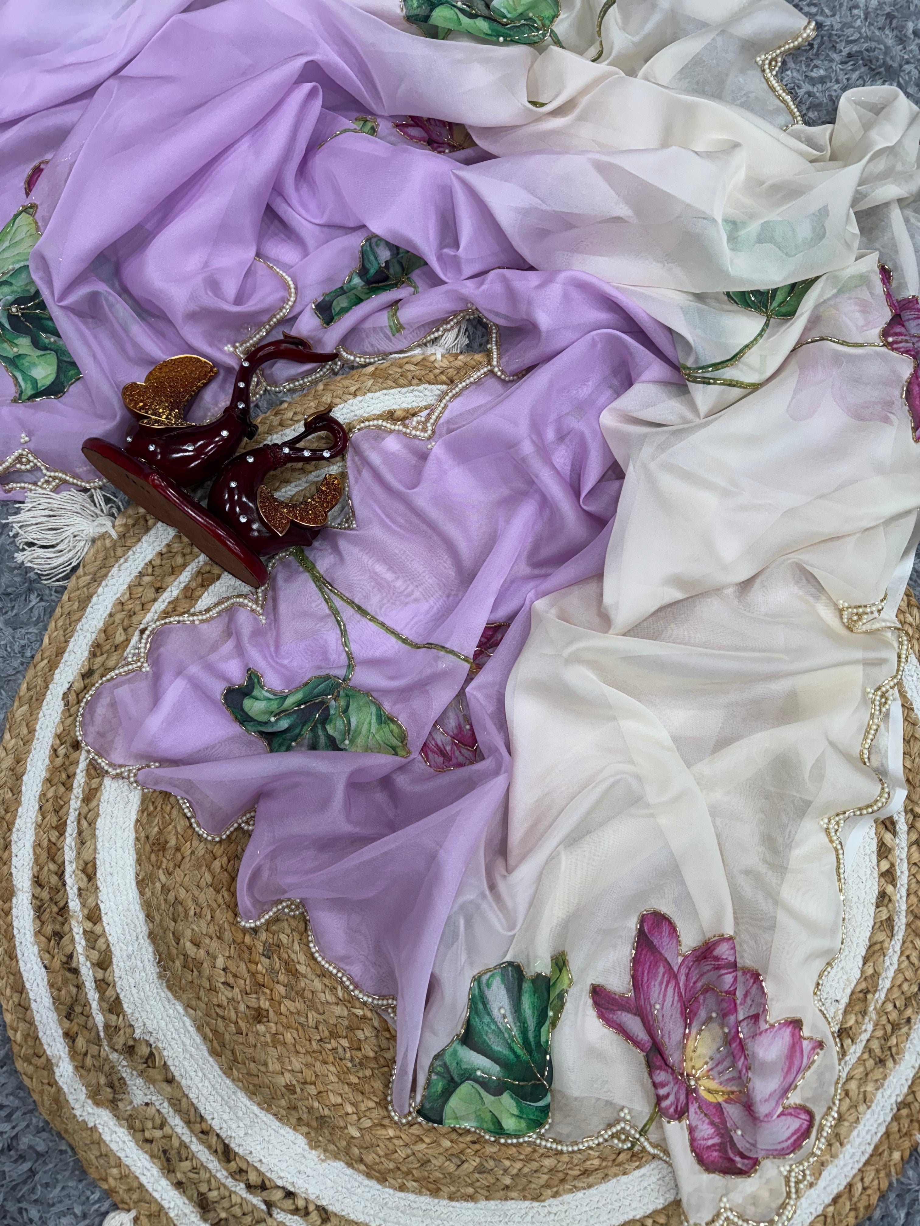 फ्लोरल प्रिंट वाली खूबसूरत पार्टी वेयर साड़ी