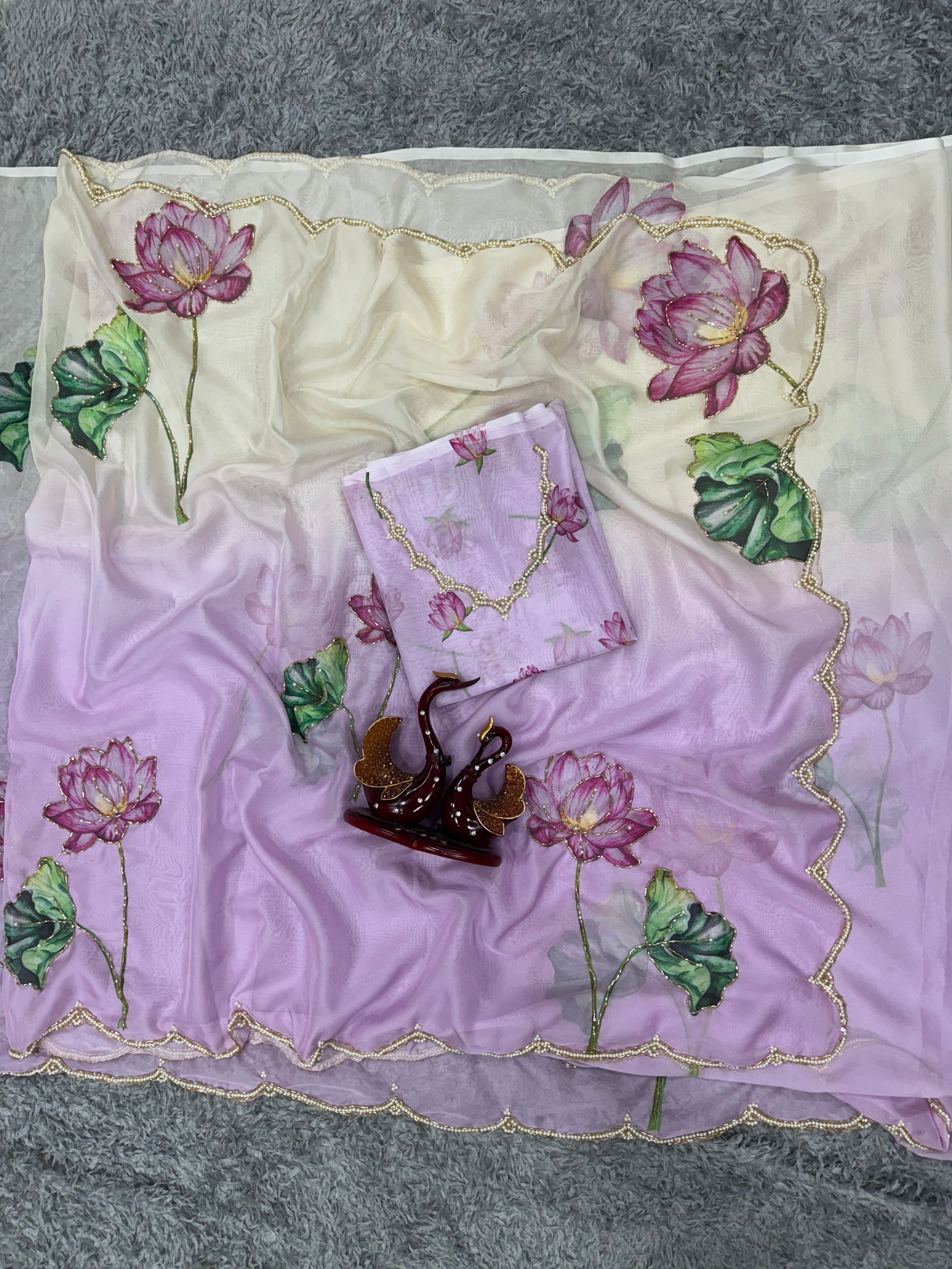 फ्लोरल प्रिंट वाली खूबसूरत पार्टी वेयर साड़ी