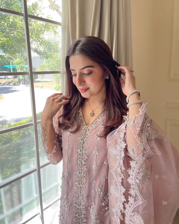 मोती की कढ़ाई वाला आकर्षक पार्टी वियर शरारा सूट सेट