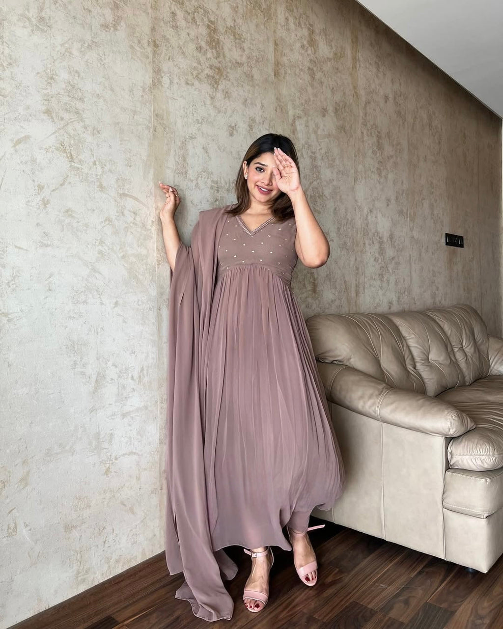 पार्टी वेयर लुक गाउन, पैंटी और दुपट्टा जिस पर कढ़ाई और सीक्वेंस का काम किया गया है।