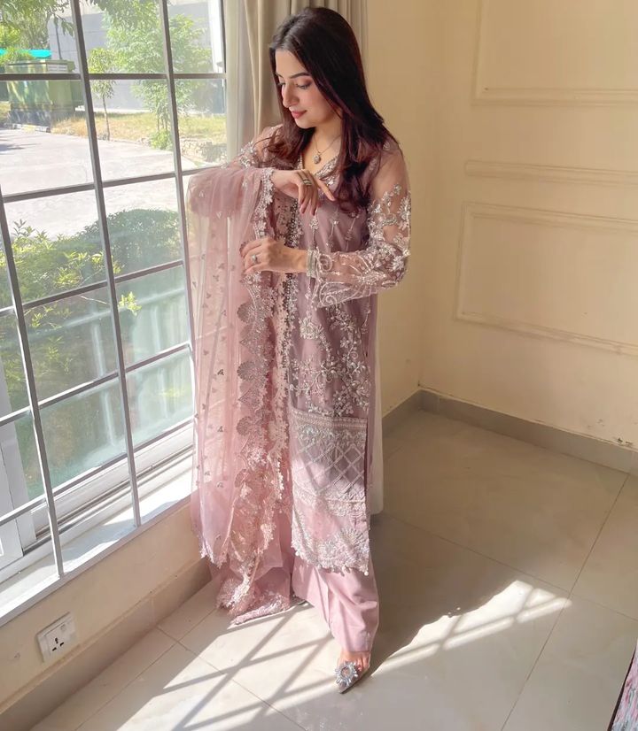 मोती की कढ़ाई वाला आकर्षक पार्टी वियर शरारा सूट सेट