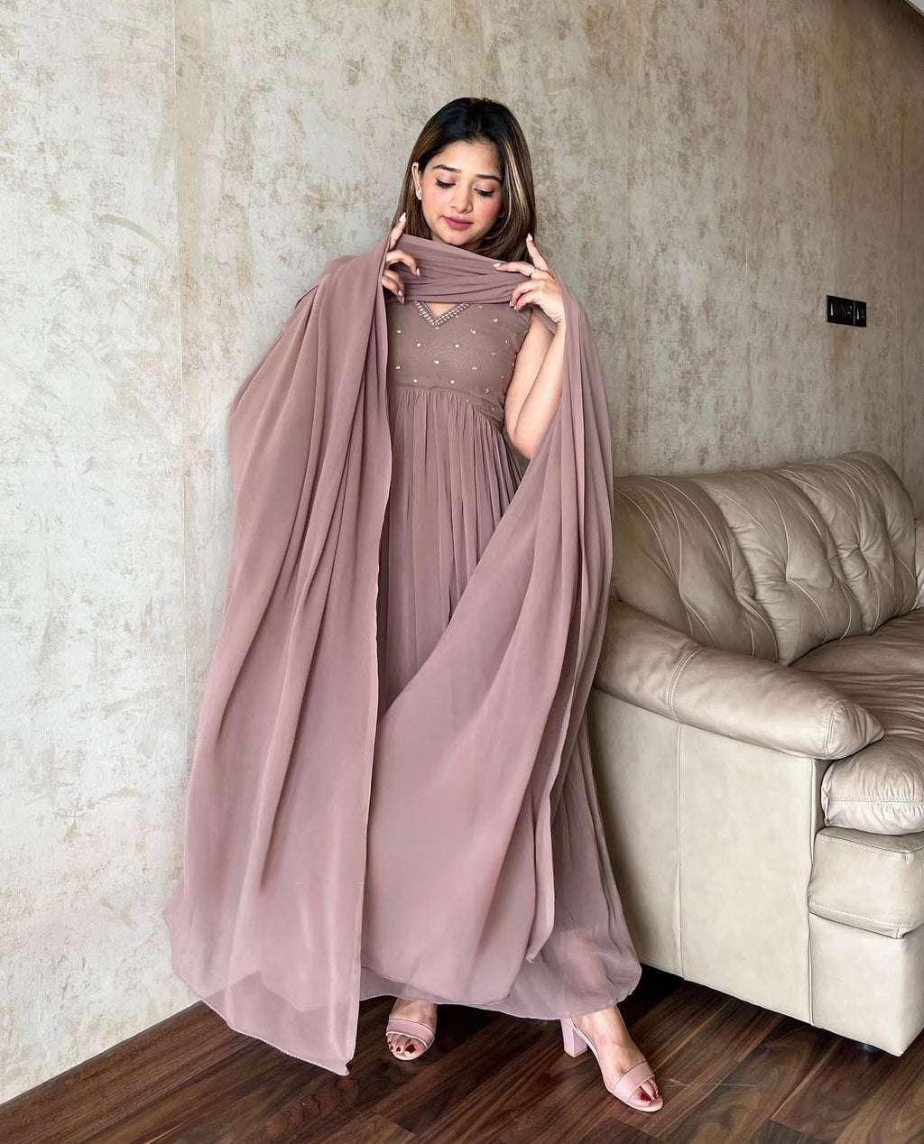 पार्टी वेयर लुक गाउन, पैंटी और दुपट्टा जिस पर कढ़ाई और सीक्वेंस का काम किया गया है।