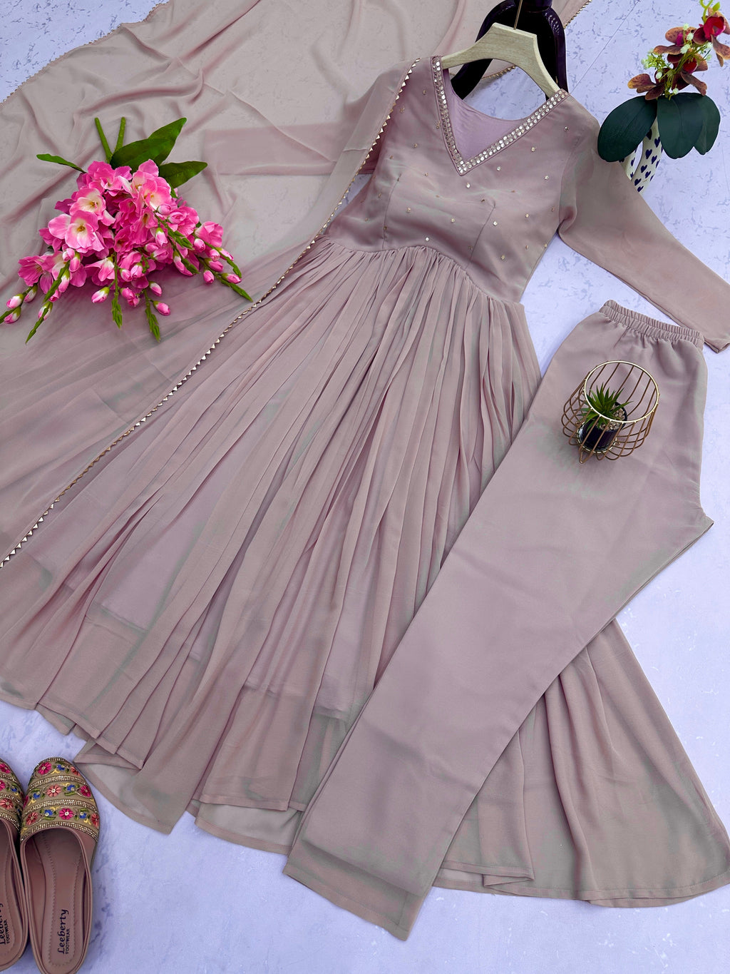 पार्टी वेयर लुक गाउन, पैंटी और दुपट्टा जिस पर कढ़ाई और सीक्वेंस का काम किया गया है।