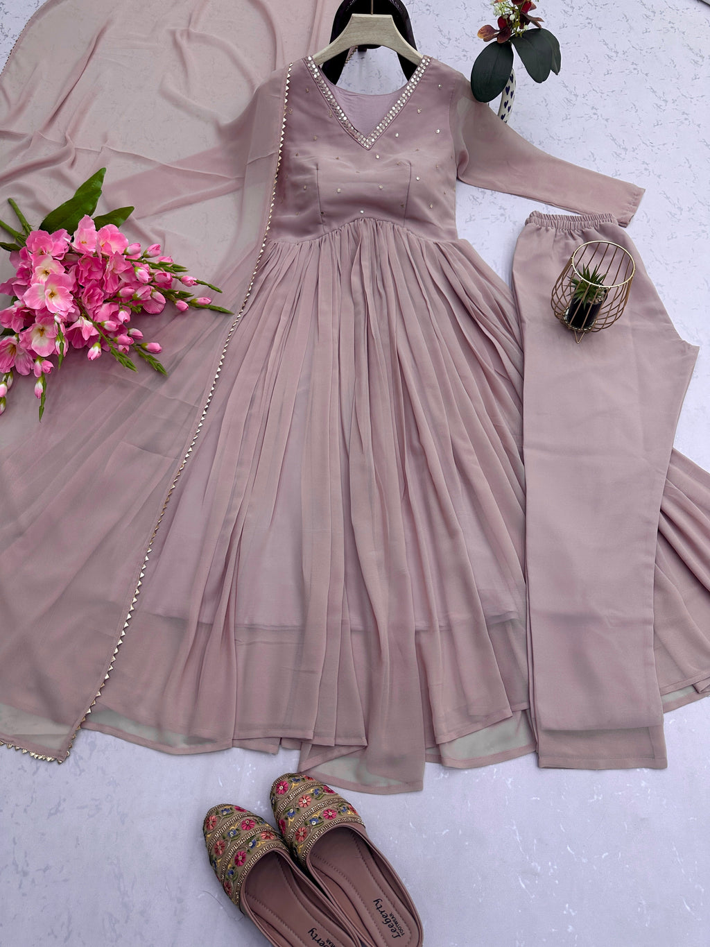 पार्टी वेयर लुक गाउन, पैंटी और दुपट्टा जिस पर कढ़ाई और सीक्वेंस का काम किया गया है।