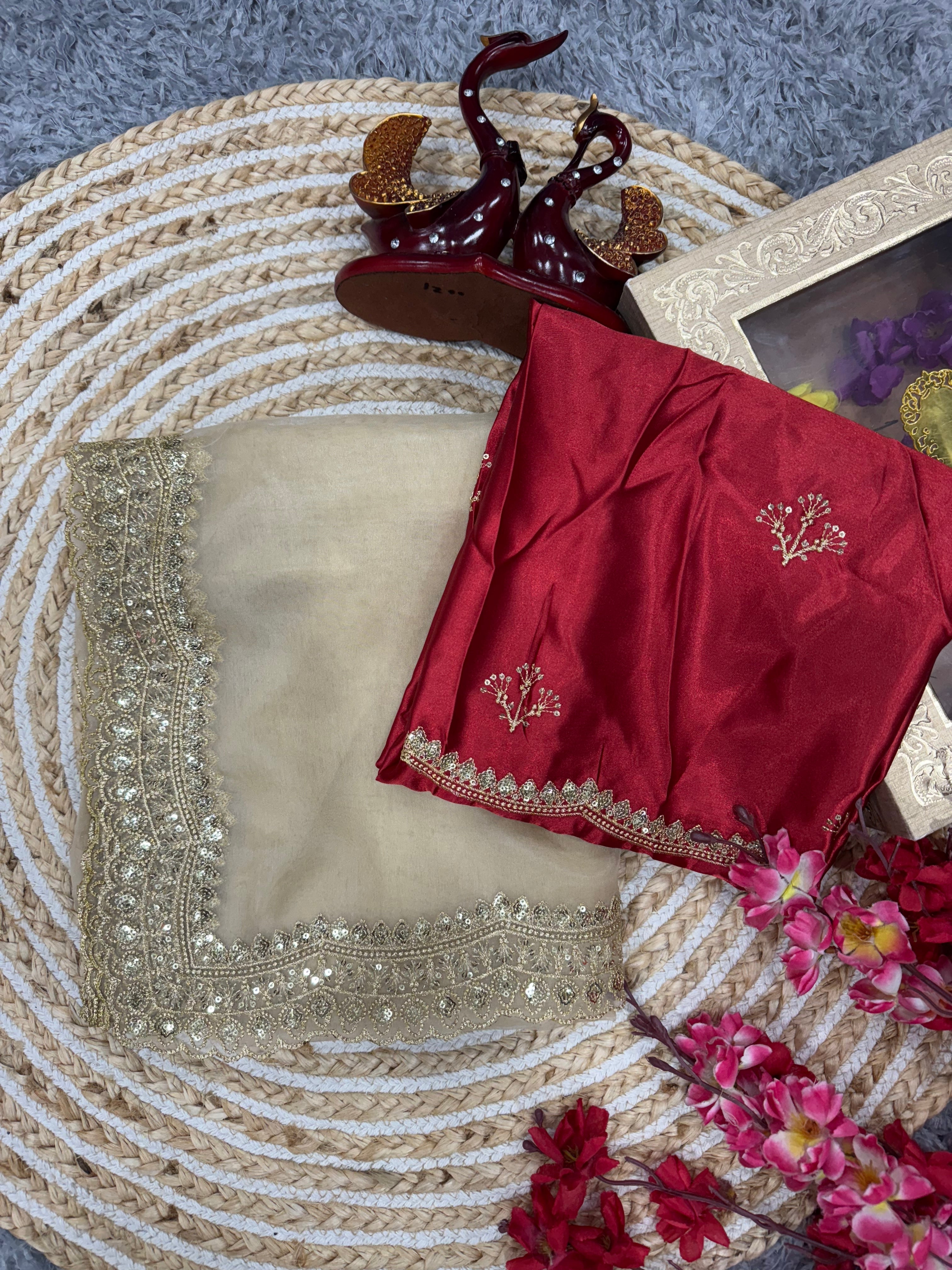 सीक्वेंस और ज़री कढ़ाई वाली डिज़ाइनर पार्टी वेयर साड़ी