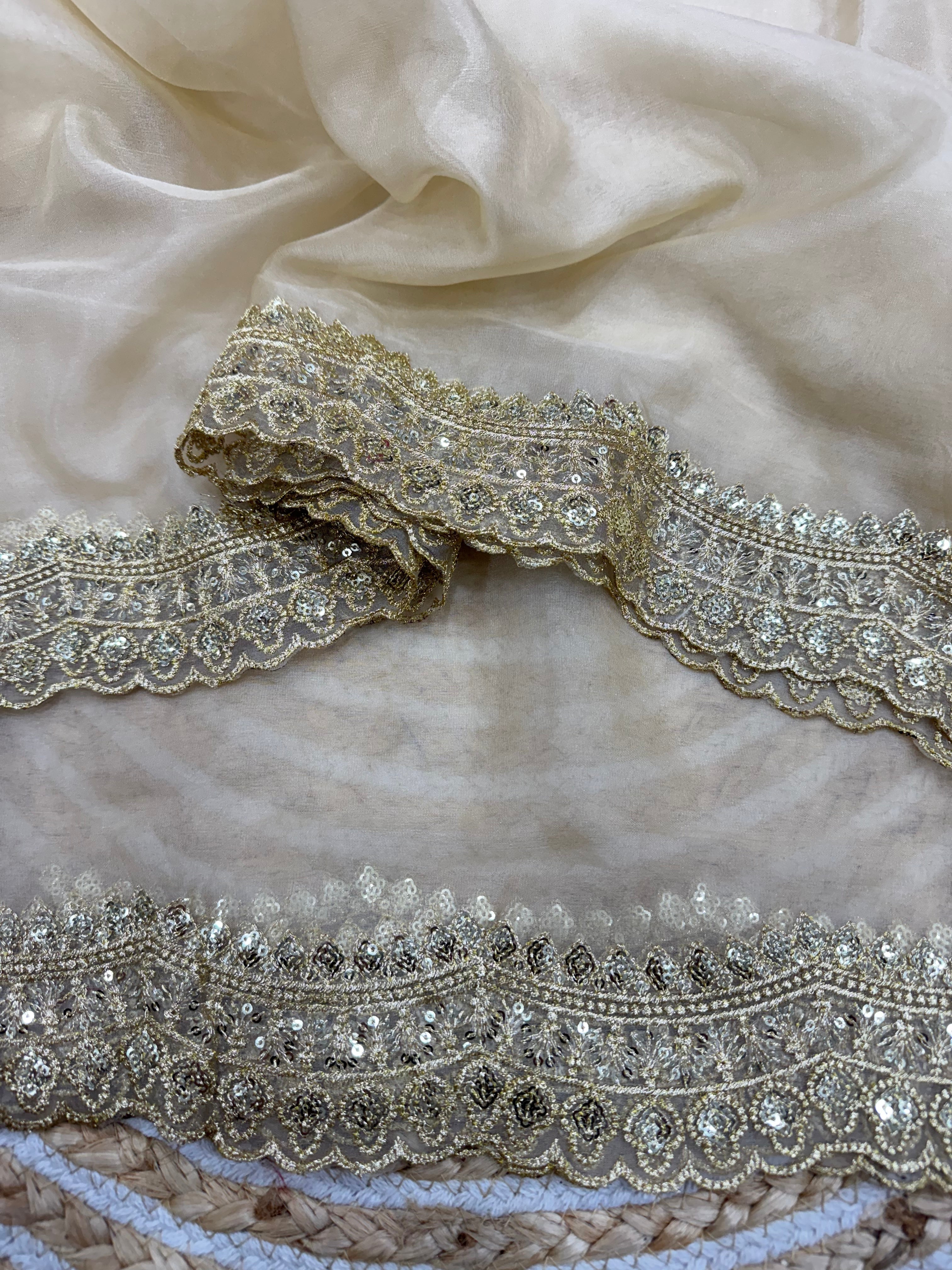 सीक्वेंस और ज़री कढ़ाई वाली डिज़ाइनर पार्टी वेयर साड़ी