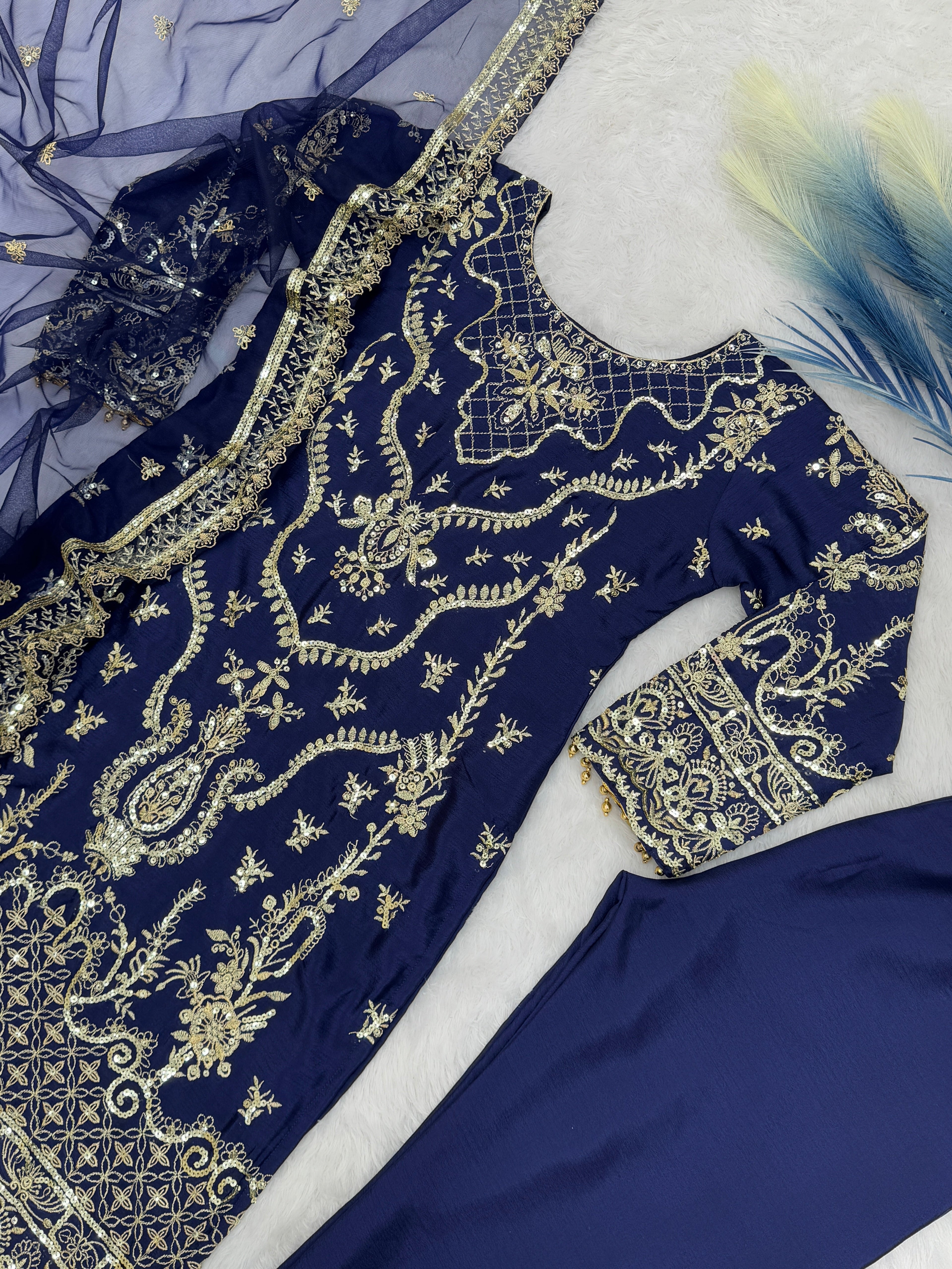 कढ़ाई और सीक्वेंस वर्क वाला पार्टी वेयर सूट सेट