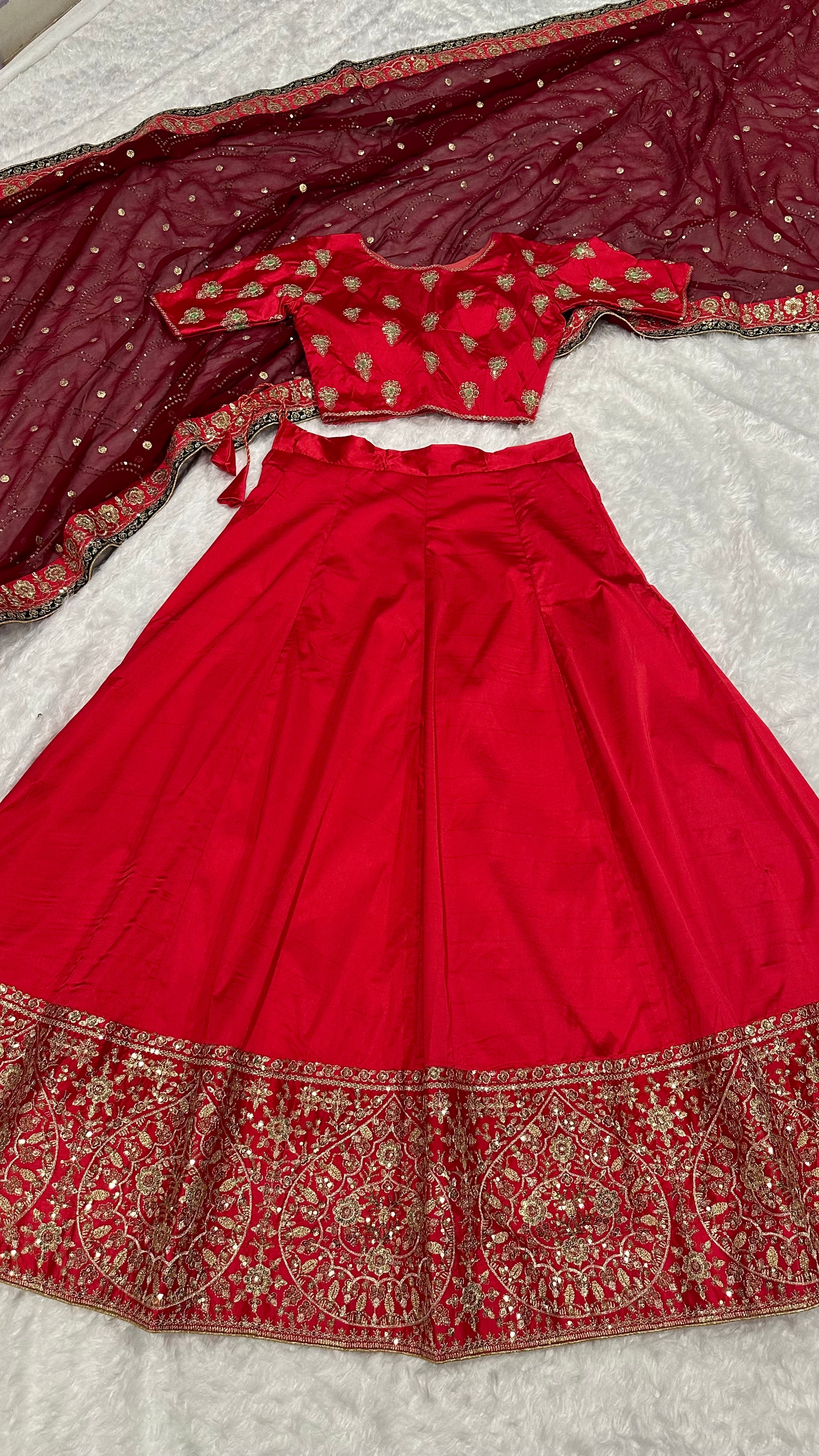 पार्टी वेयर लहंगा चोली, ज़री और सीक्वेंस वर्क के साथ