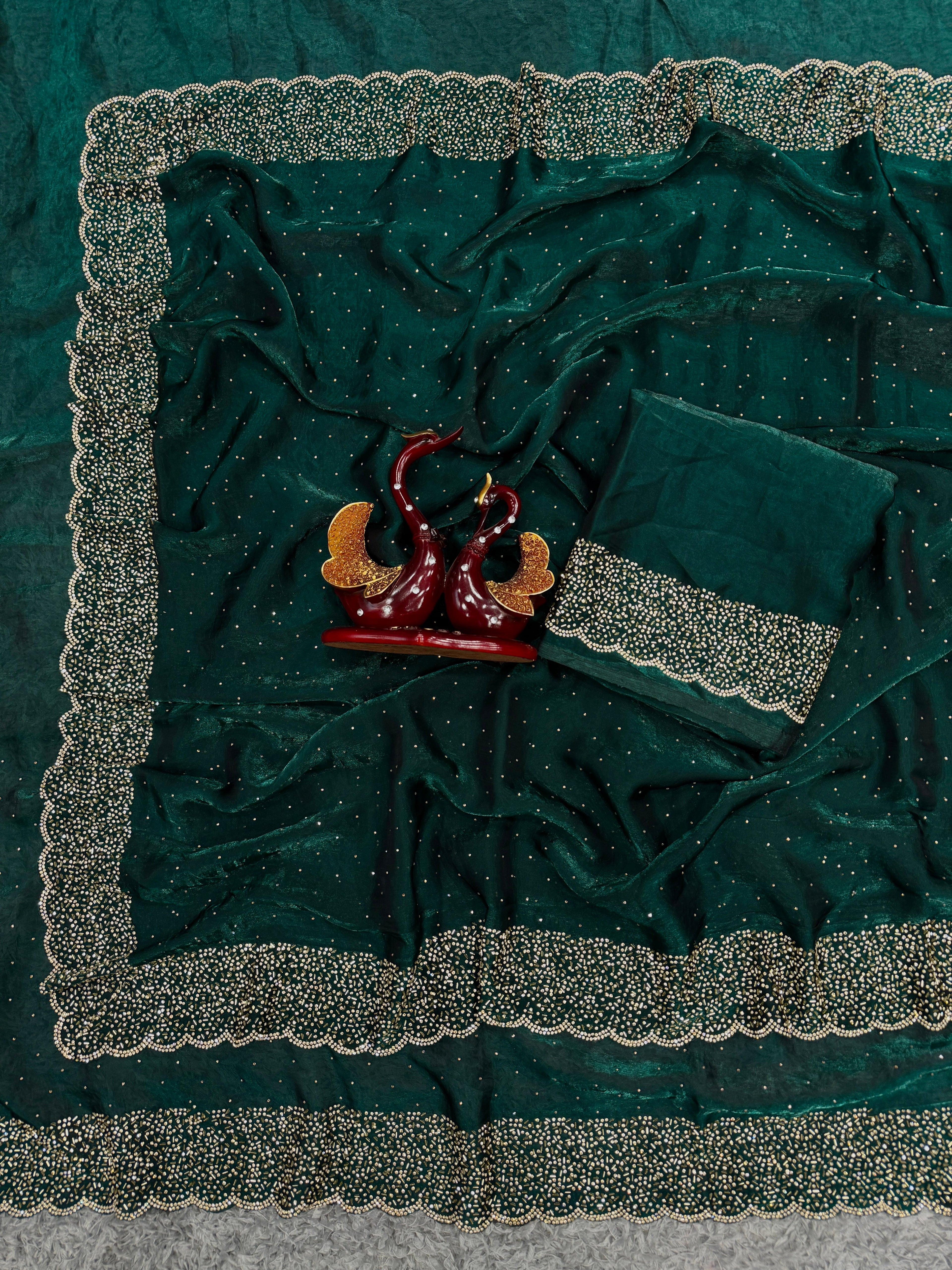 खूबसूरत जारखन डायमंड वर्क वाली डिज़ाइनर साड़ी