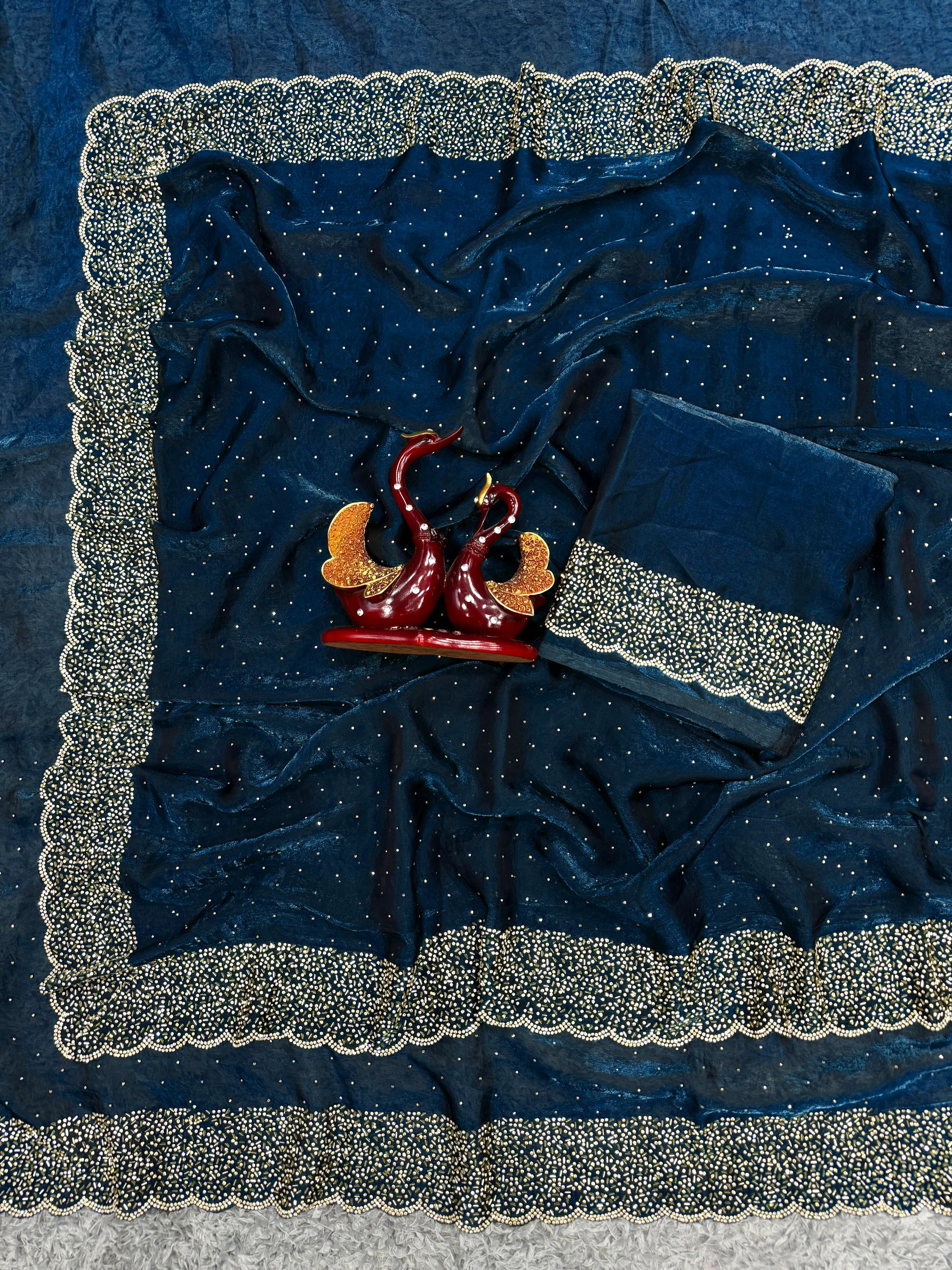 खूबसूरत जारखन डायमंड वर्क वाली डिज़ाइनर साड़ी